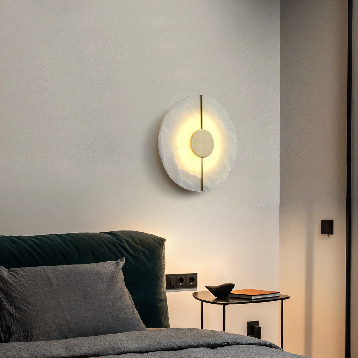 Artistieke wandlamp van dolomiet en koper met retro-uitstraling