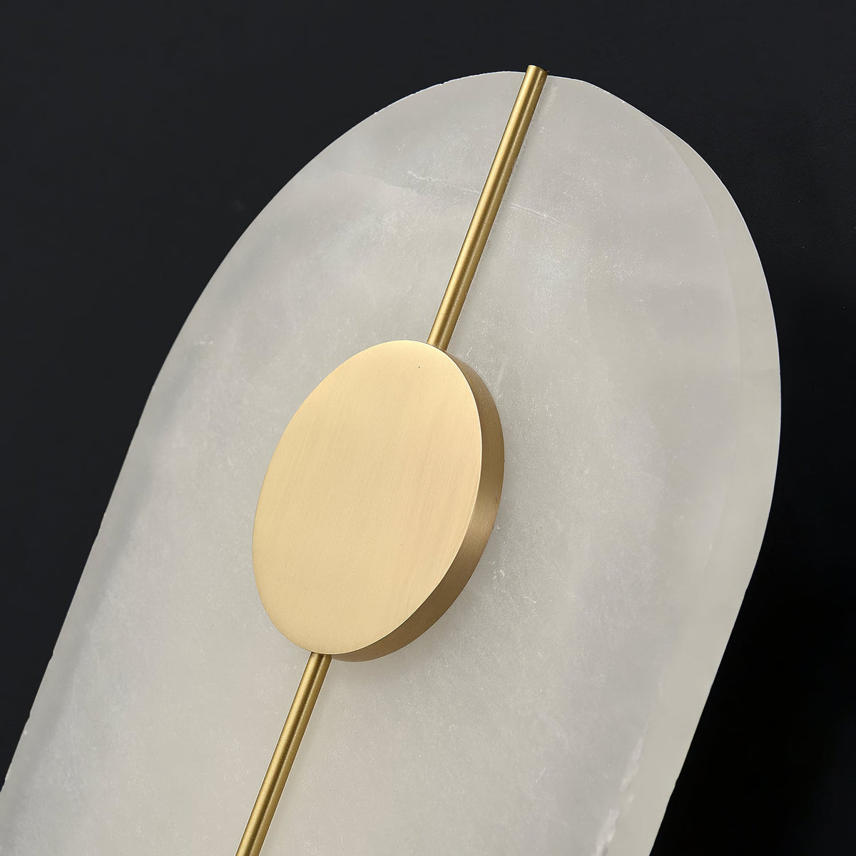 Artistieke wandlamp van dolomiet en koper met retro-uitstraling
