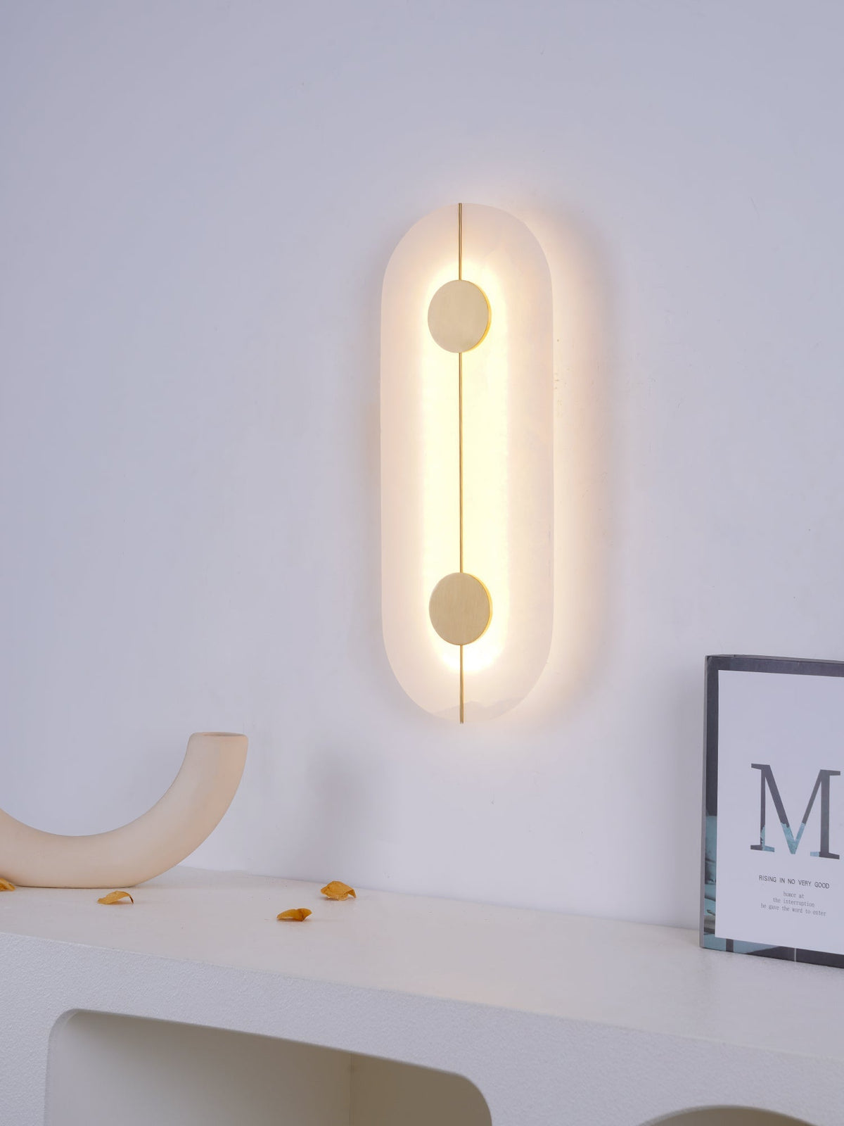 Artistieke wandlamp van dolomiet en koper met retro-uitstraling