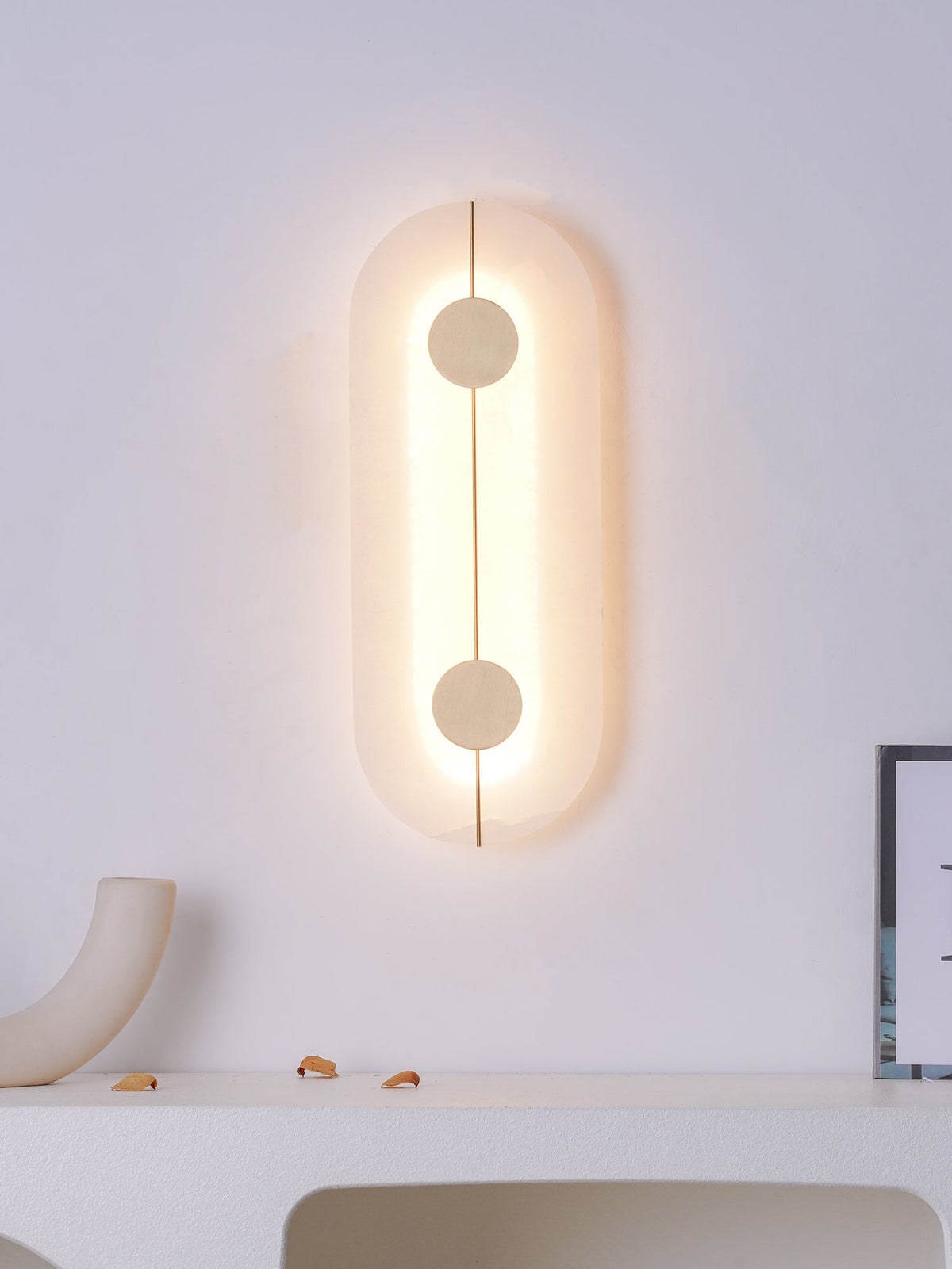 Artistieke wandlamp van dolomiet en koper met retro-uitstraling