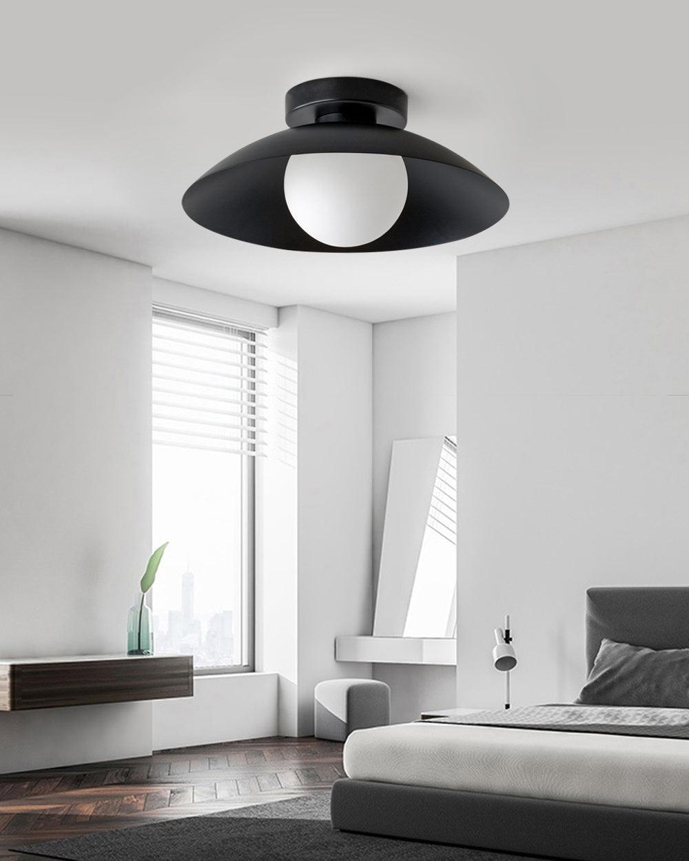 Plafondlamp met metalen plafondkap en glazen kap in diverse kleuren
