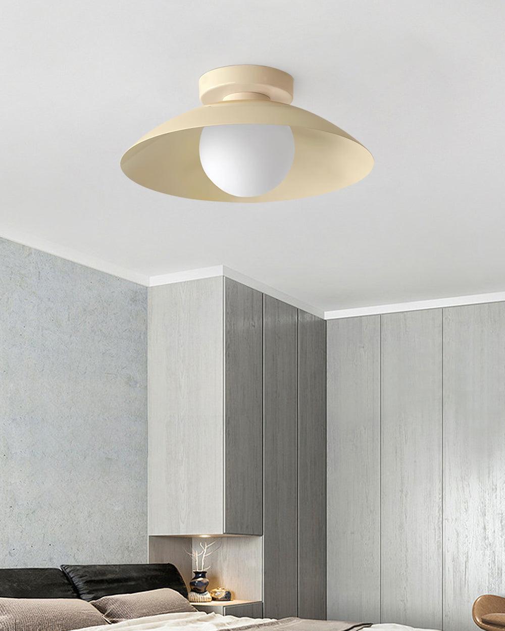 Plafondlamp met metalen plafondkap en glazen kap in diverse kleuren