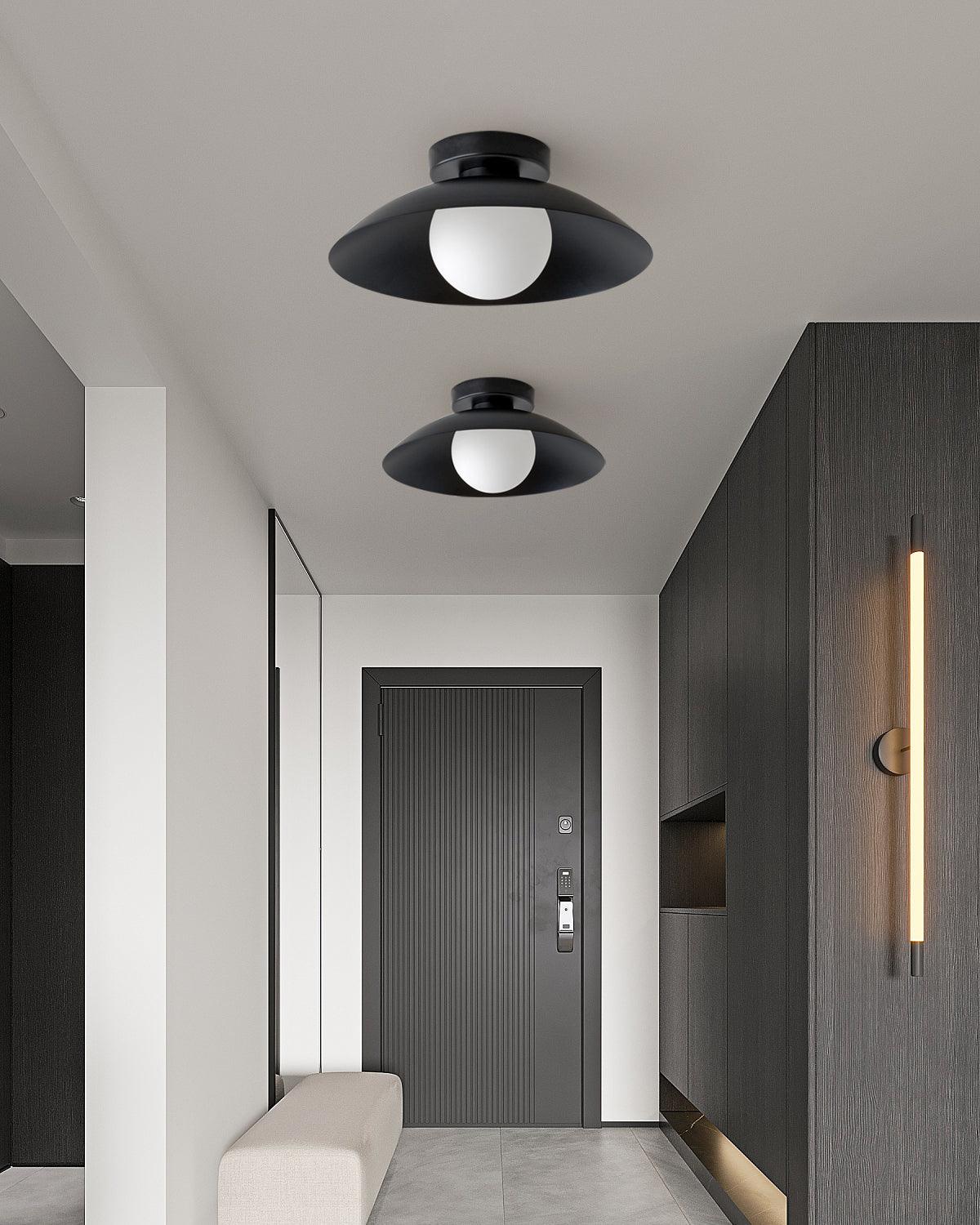 Plafondlamp met metalen plafondkap en glazen kap in diverse kleuren