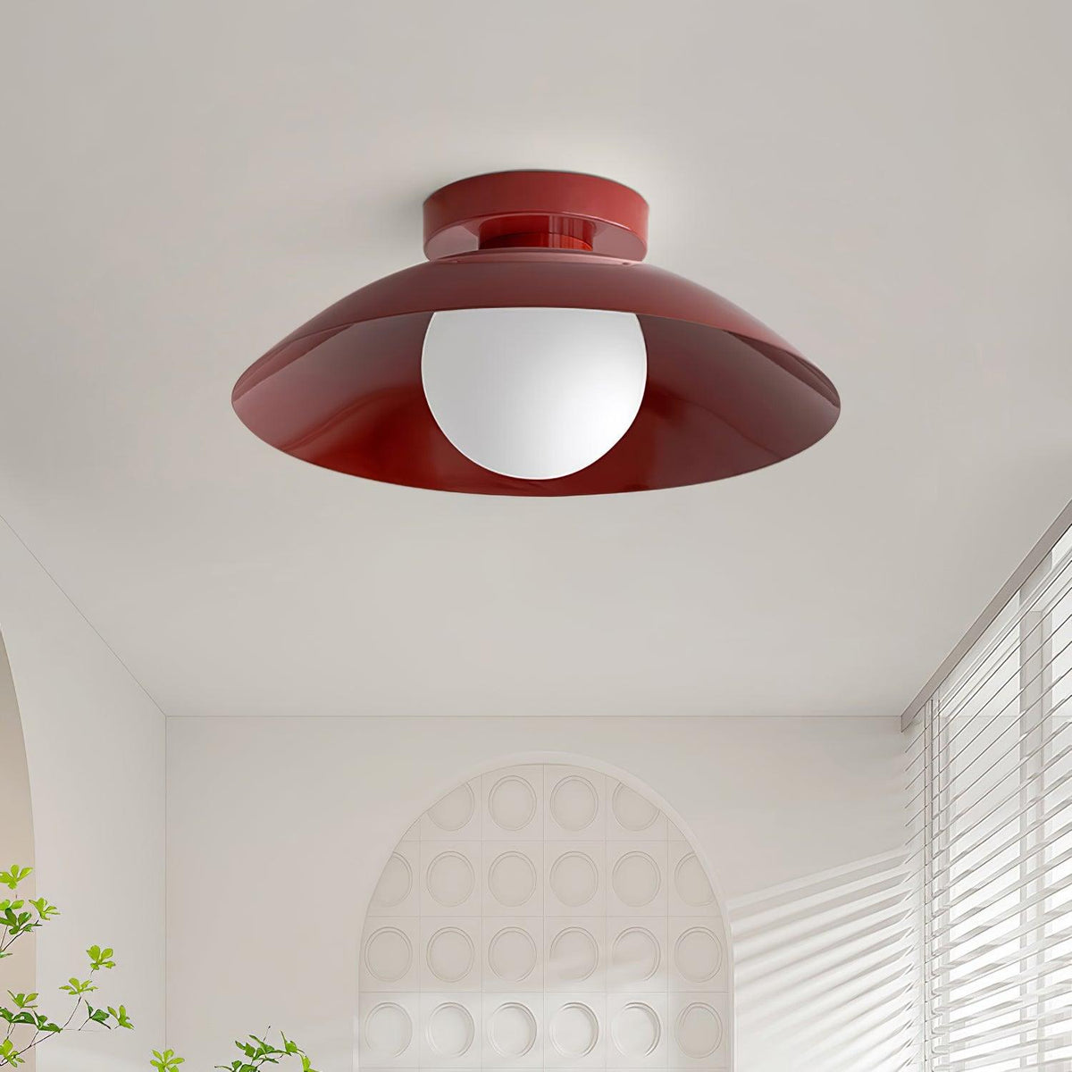 Plafondlamp met metalen plafondkap en glazen kap in diverse kleuren