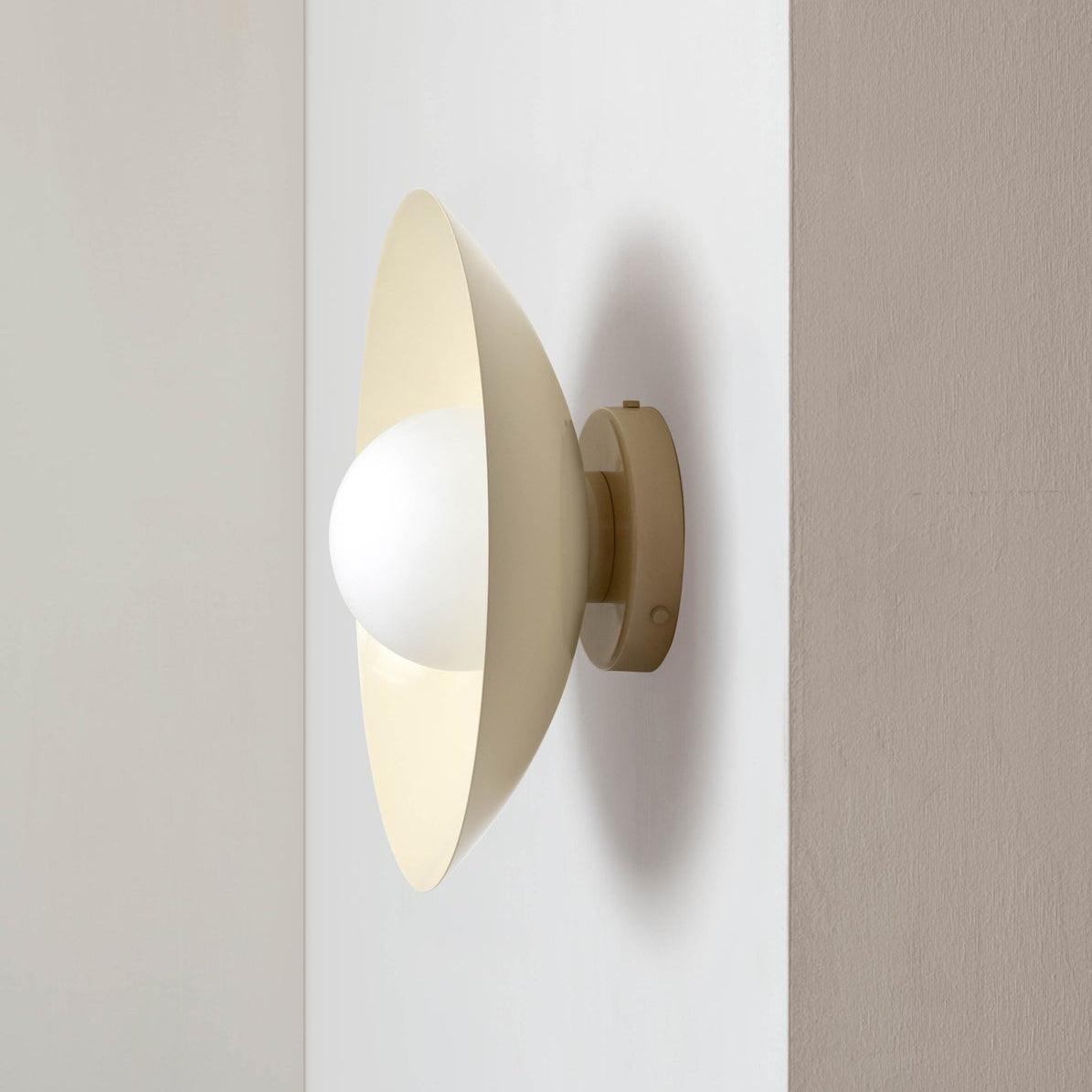 Plafondlamp met metalen plafondkap en glazen kap in diverse kleuren