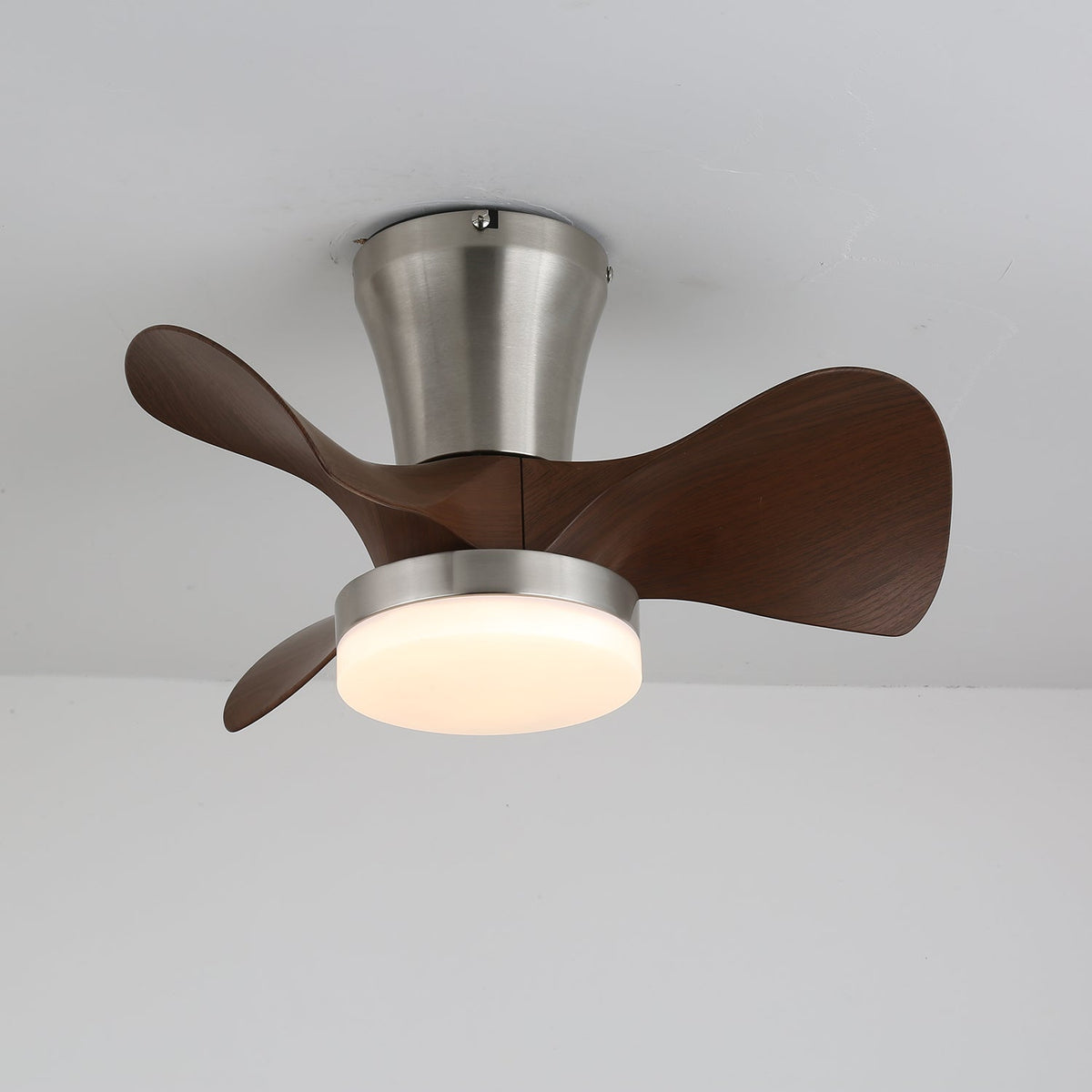 Nera Moderne plafondventilator met verlichting van walnoothout en nikkel