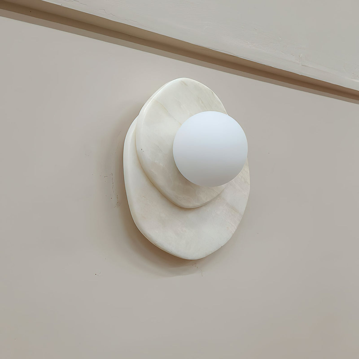 Alorarae wandlamp met organisch albasten basis en bolvormige kap