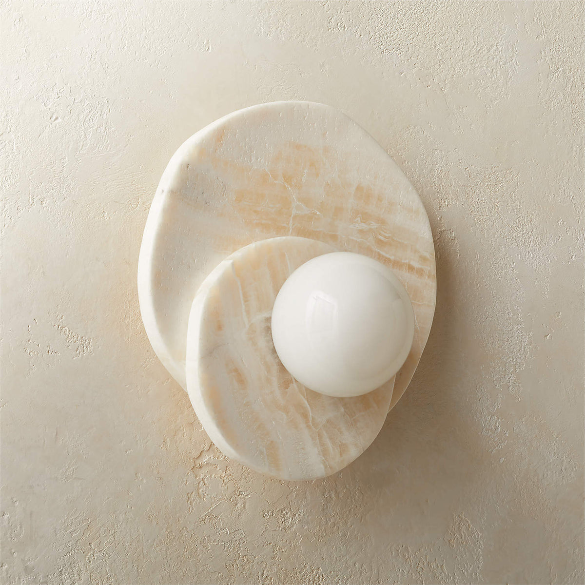 Alorarae wandlamp met organisch albasten basis en bolvormige kap