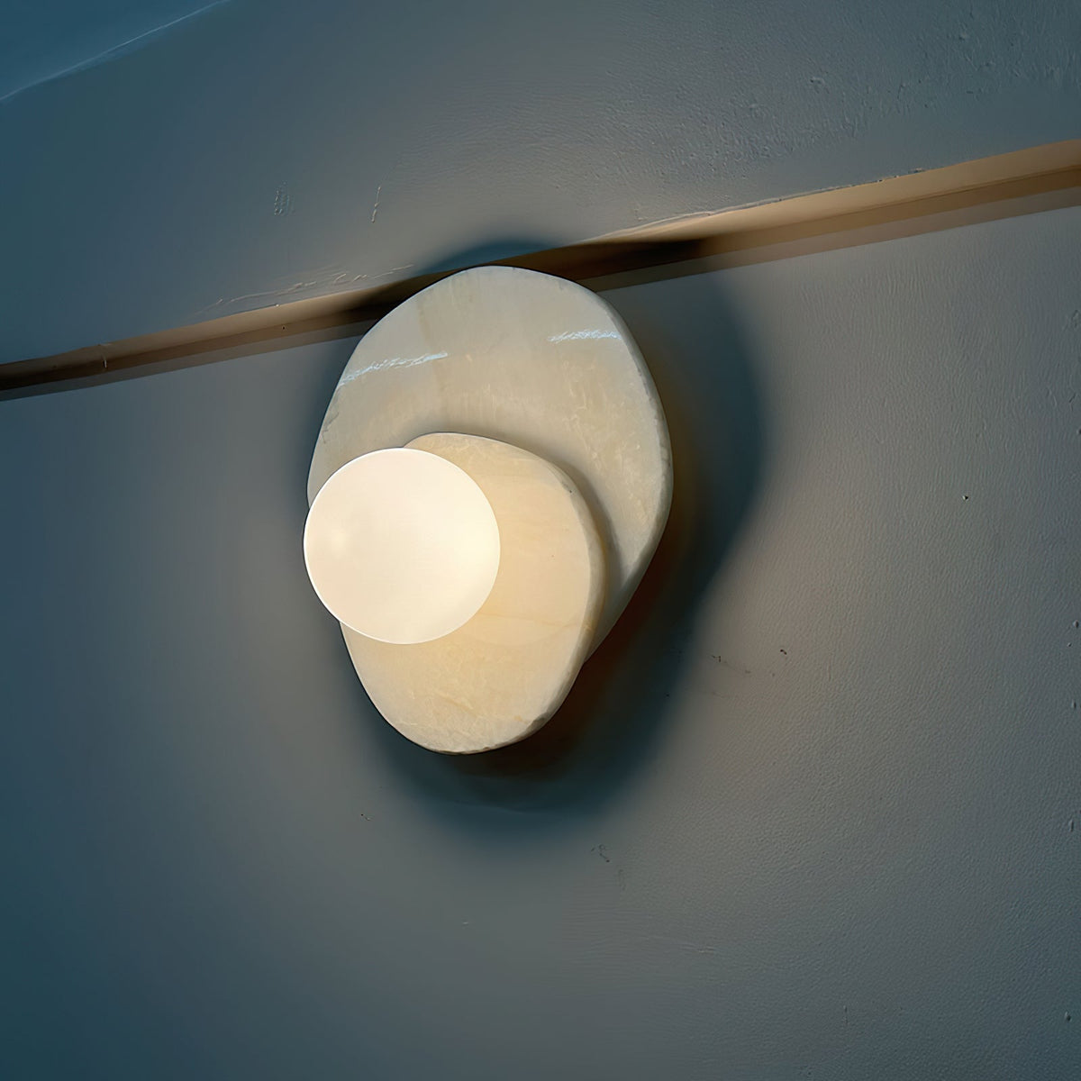 Alorarae wandlamp met organisch albasten basis en bolvormige kap