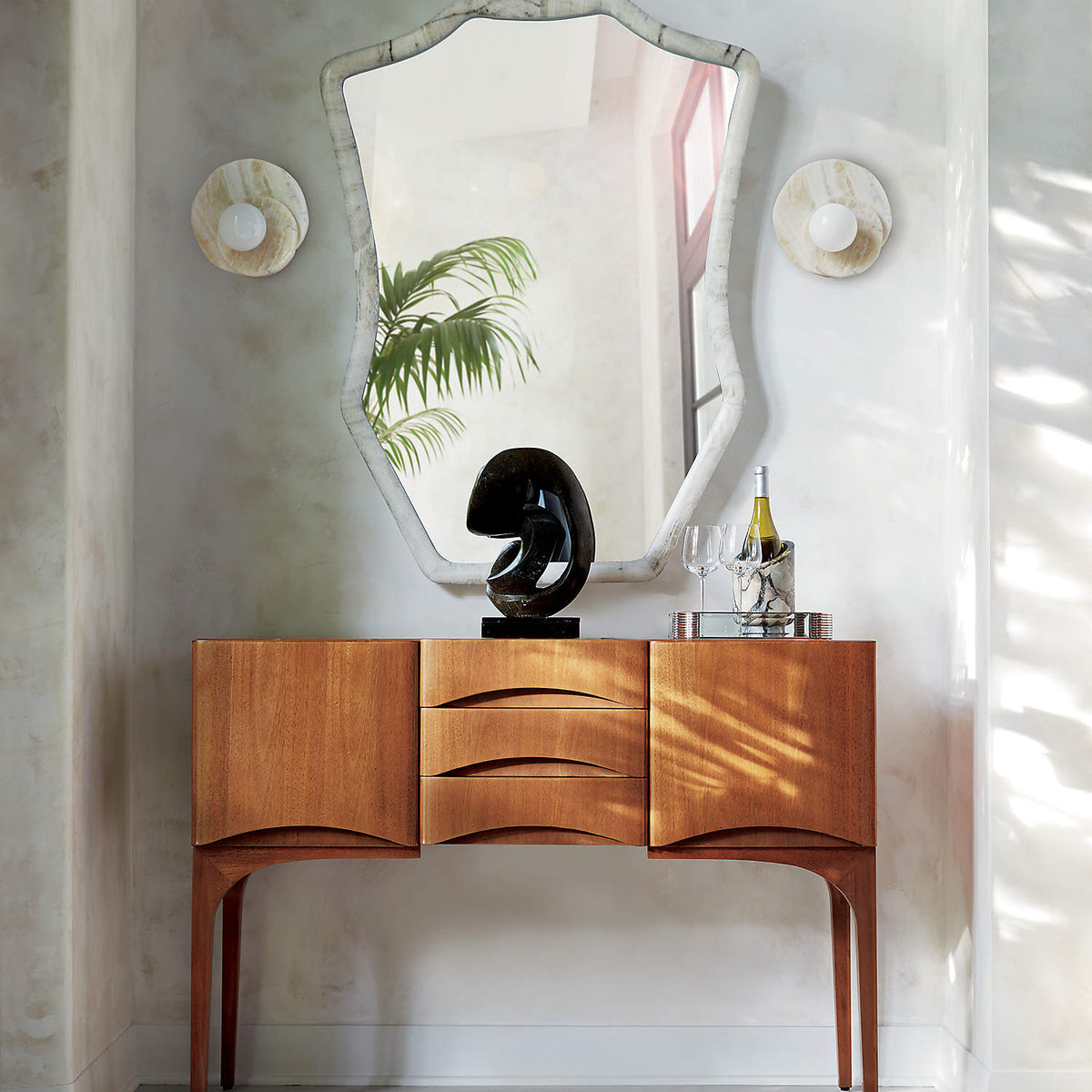Alorarae wandlamp met organisch albasten basis en bolvormige kap