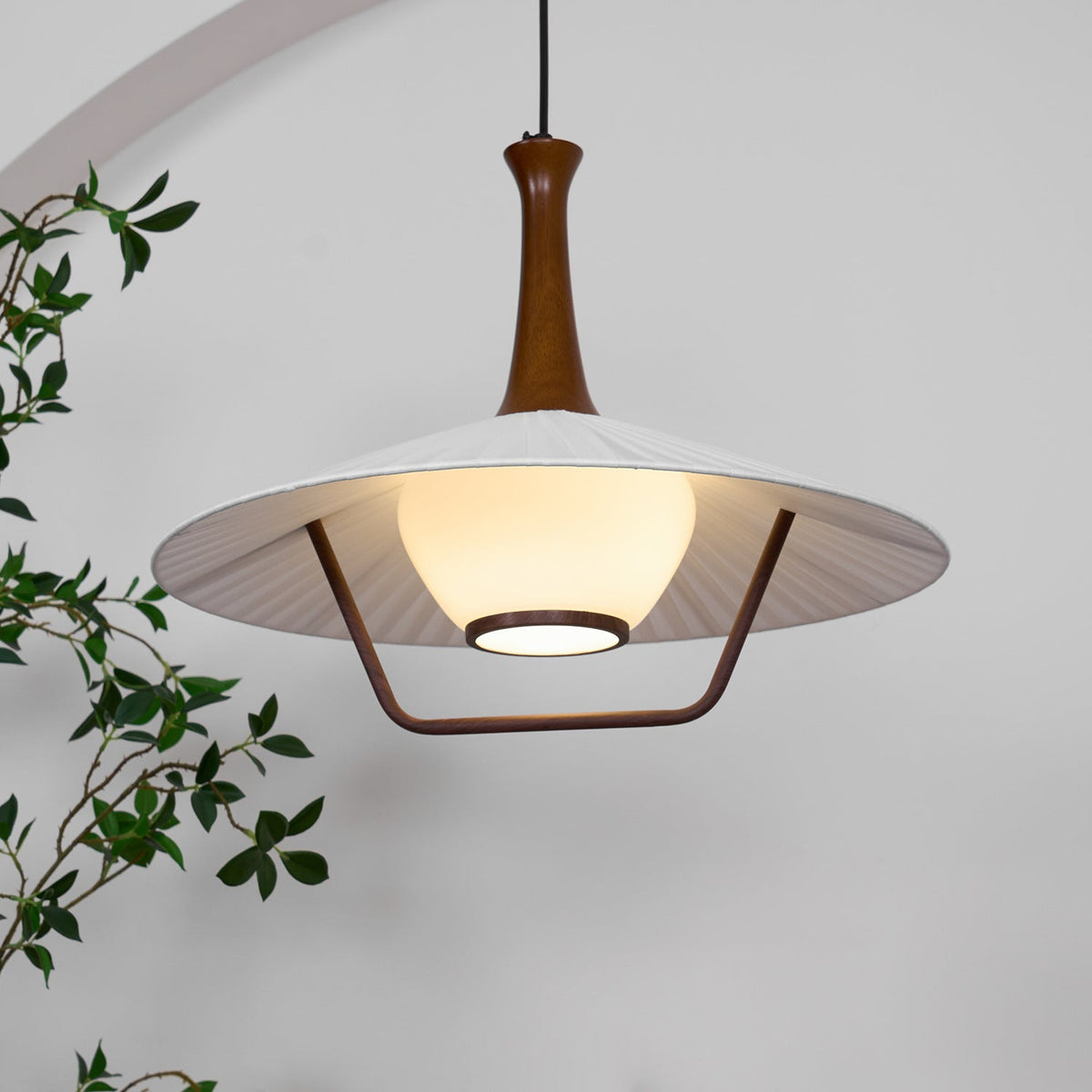 Vionne Mid-Century hanglamp van walnoothout en witte kap