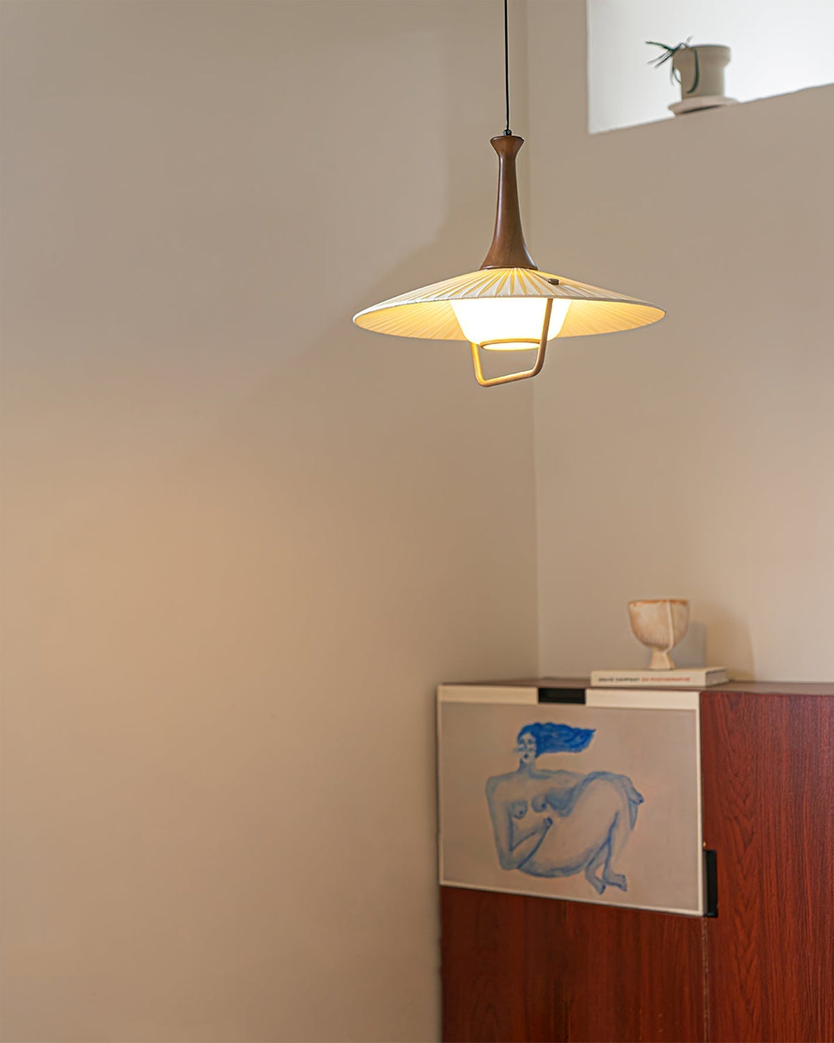 Vionne Mid-Century hanglamp van walnoothout en witte kap