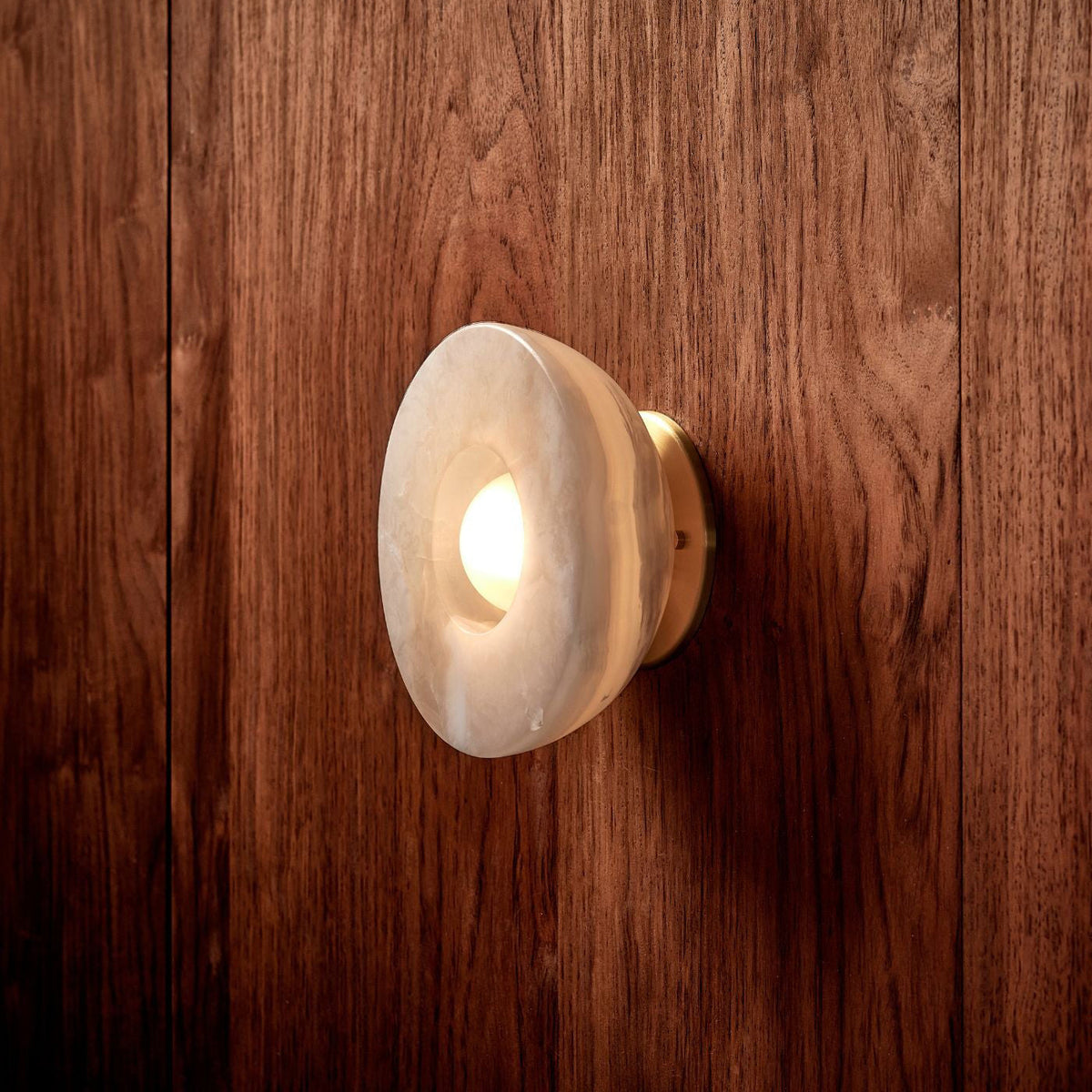 Lioruielle wandlamp van glas met oppervlakteglas in en goud