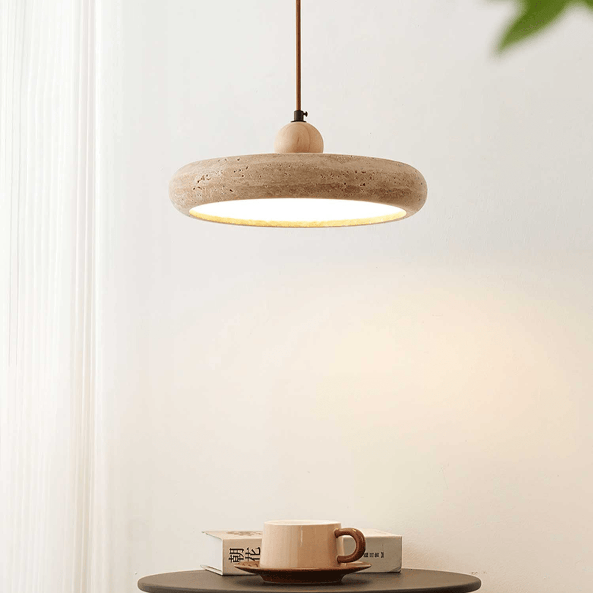 Noraraine Minimalistische hanglamp van geel travertin