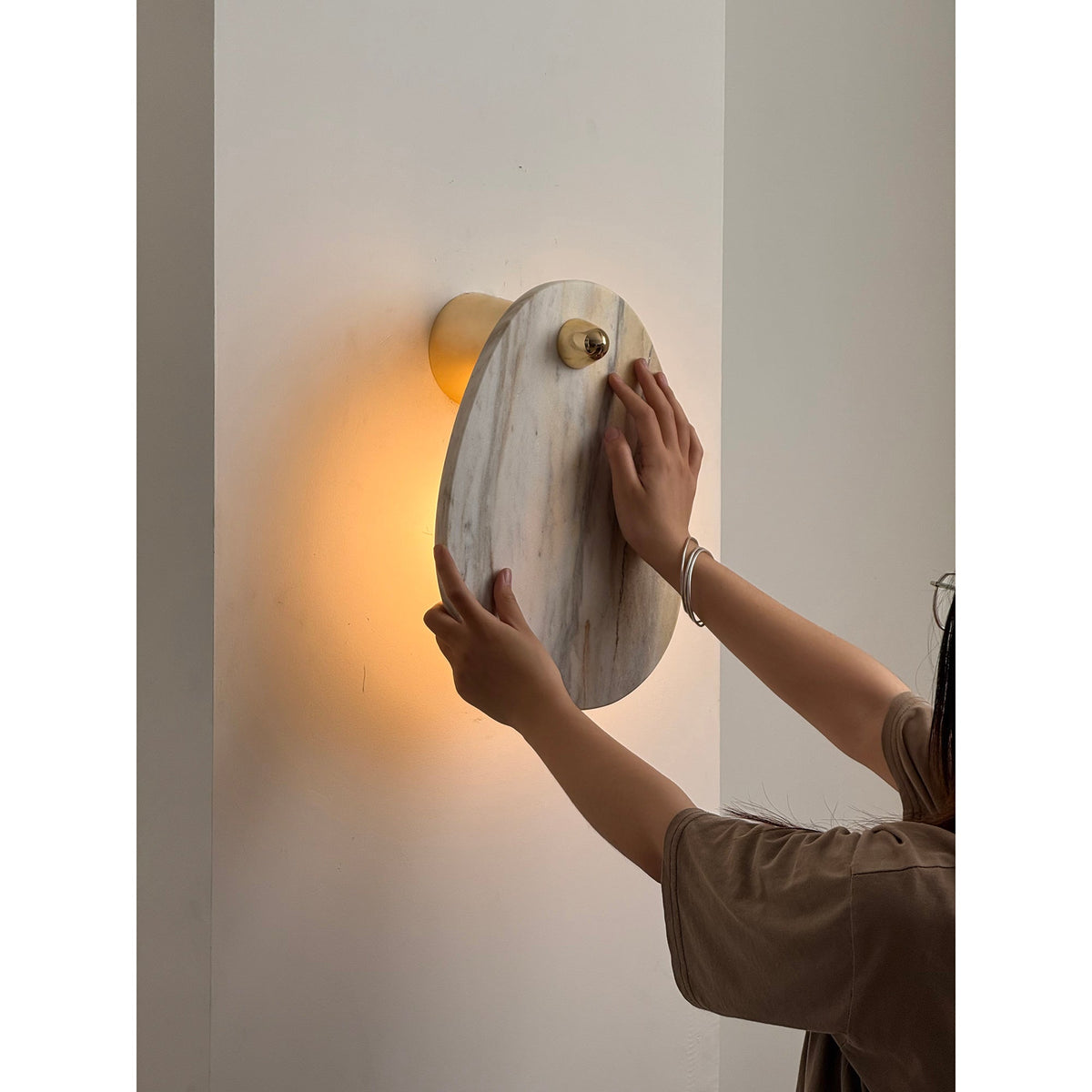 Norduvys moderne wandlamp van marmer met luxe metalen accenten