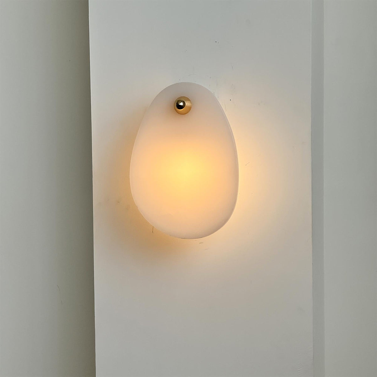 Norduvys moderne wandlamp van marmer met luxe metalen accenten