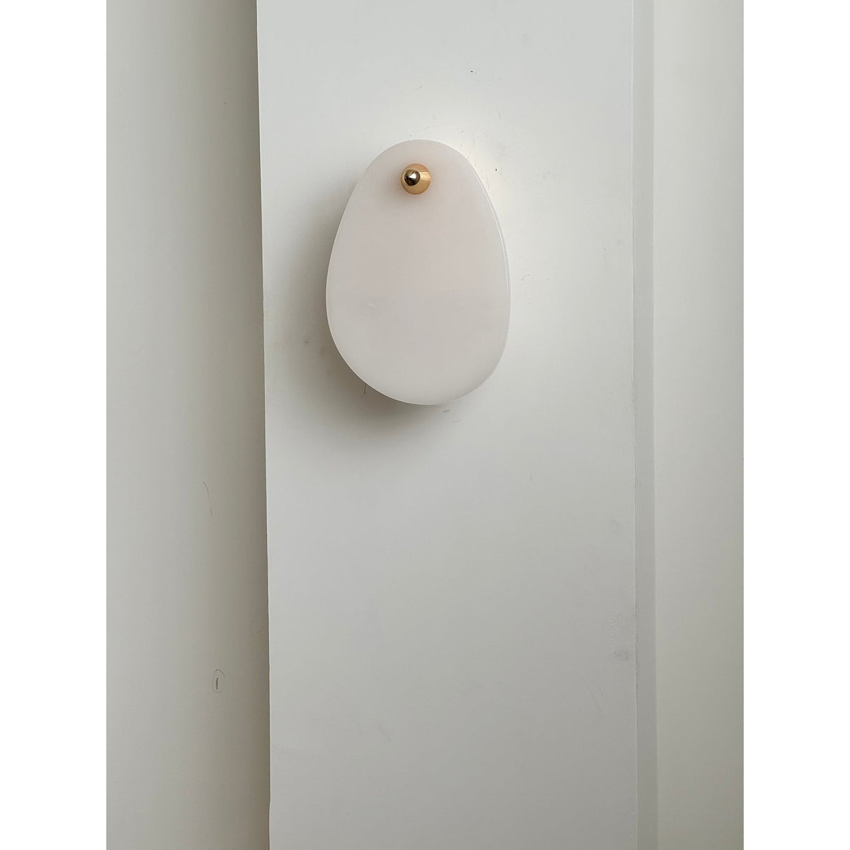 Norduvys moderne wandlamp van marmer met luxe metalen accenten