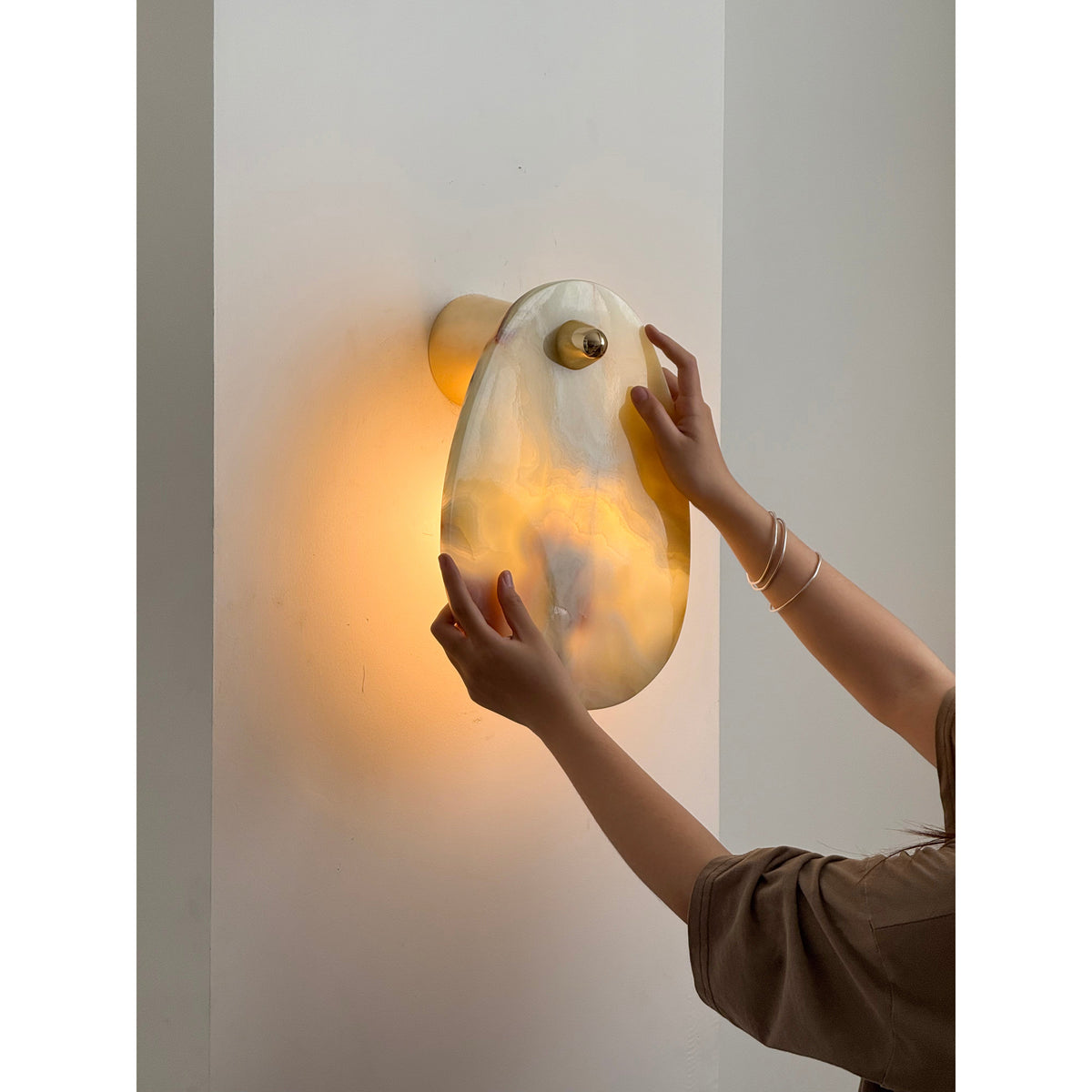 Norduvys moderne wandlamp van marmer met luxe metalen accenten