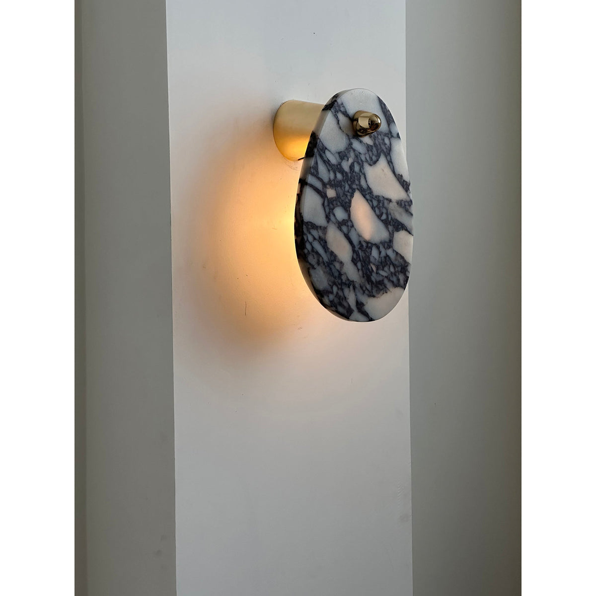 Norduvys moderne wandlamp van marmer met luxe metalen accenten