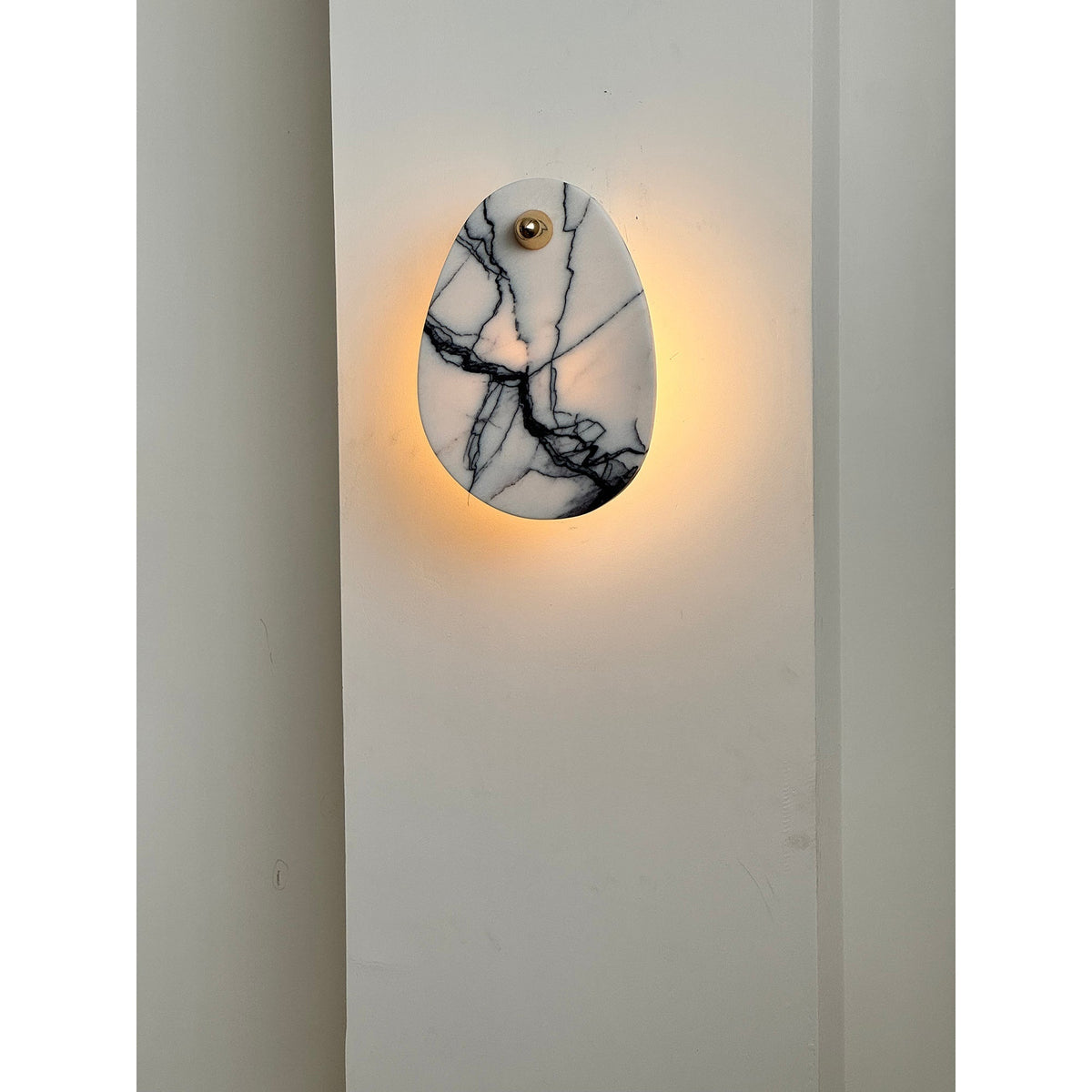 Norduvys moderne wandlamp van marmer met luxe metalen accenten