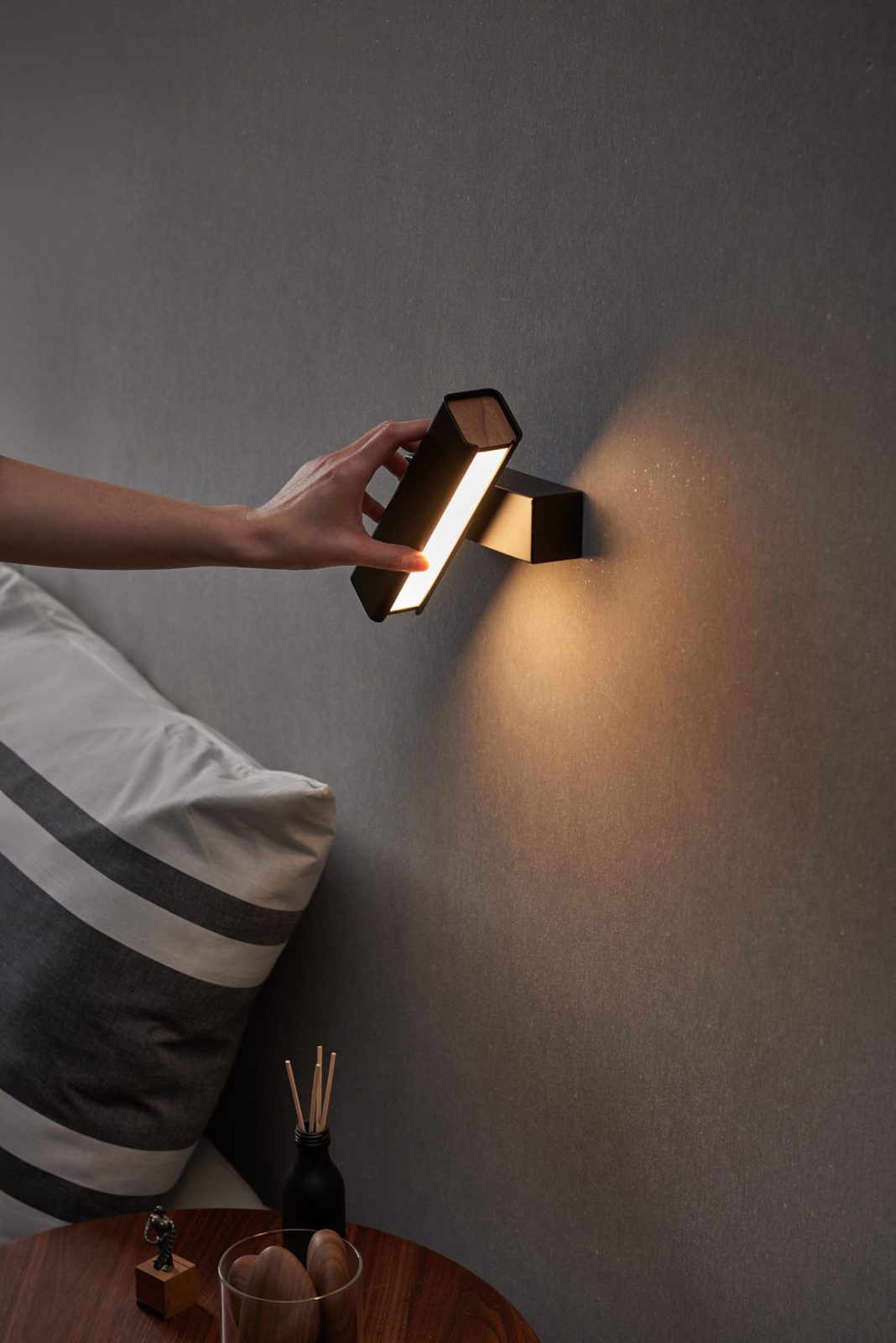 Axis Flux wandlamp