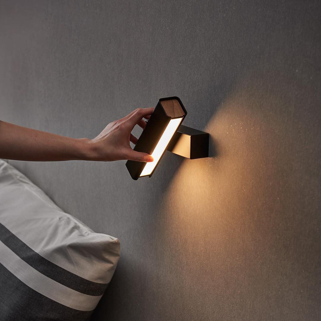 Axis Flux wandlamp