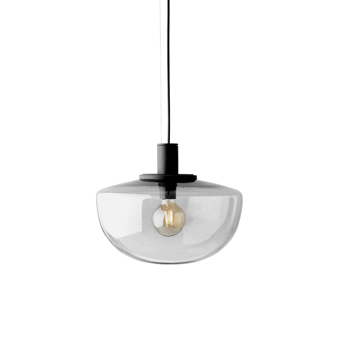 Moderne hanglamp met glazen koepel en metalen bevestiging in minimalistisch ontwerp