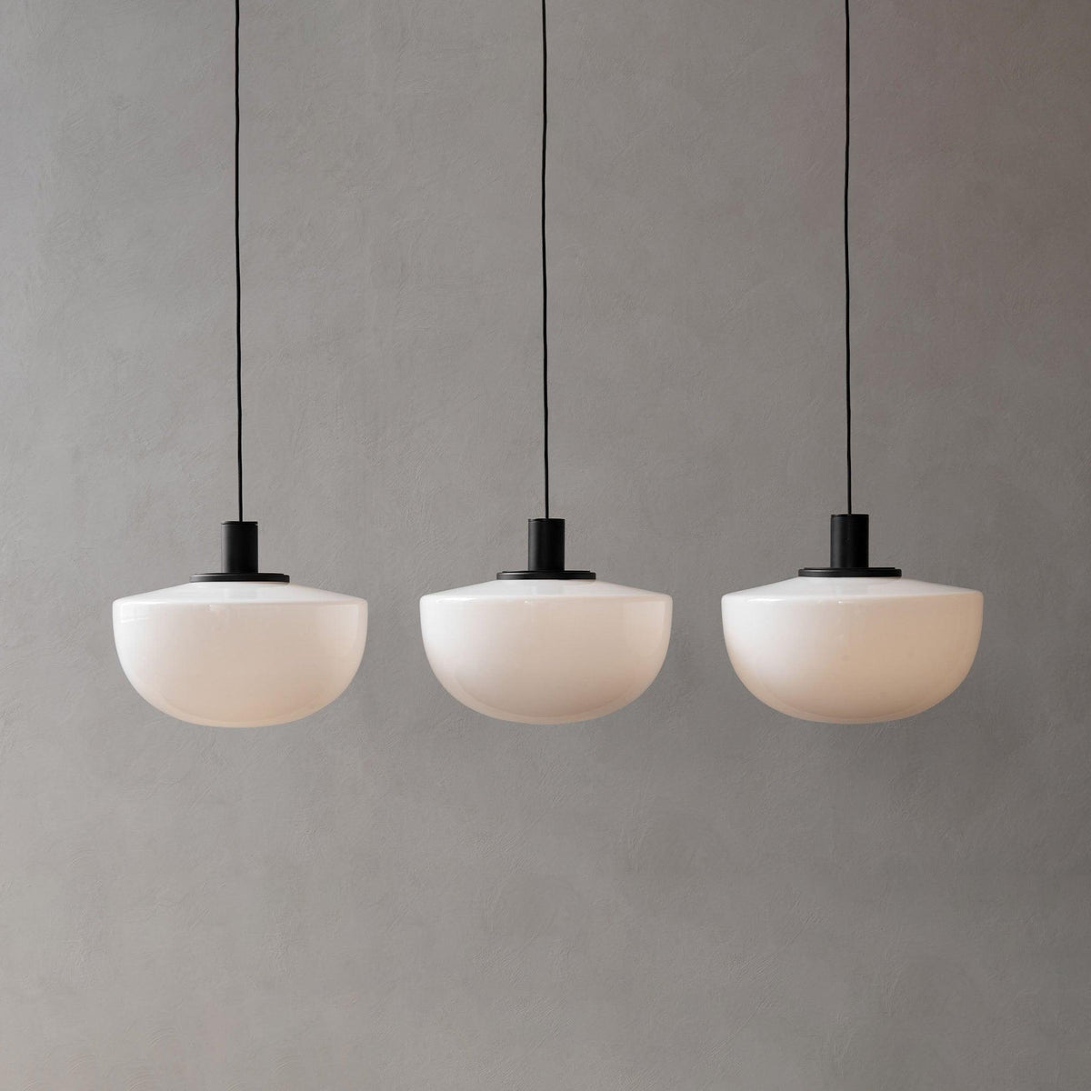 Moderne hanglamp met glazen koepel en metalen bevestiging in minimalistisch ontwerp