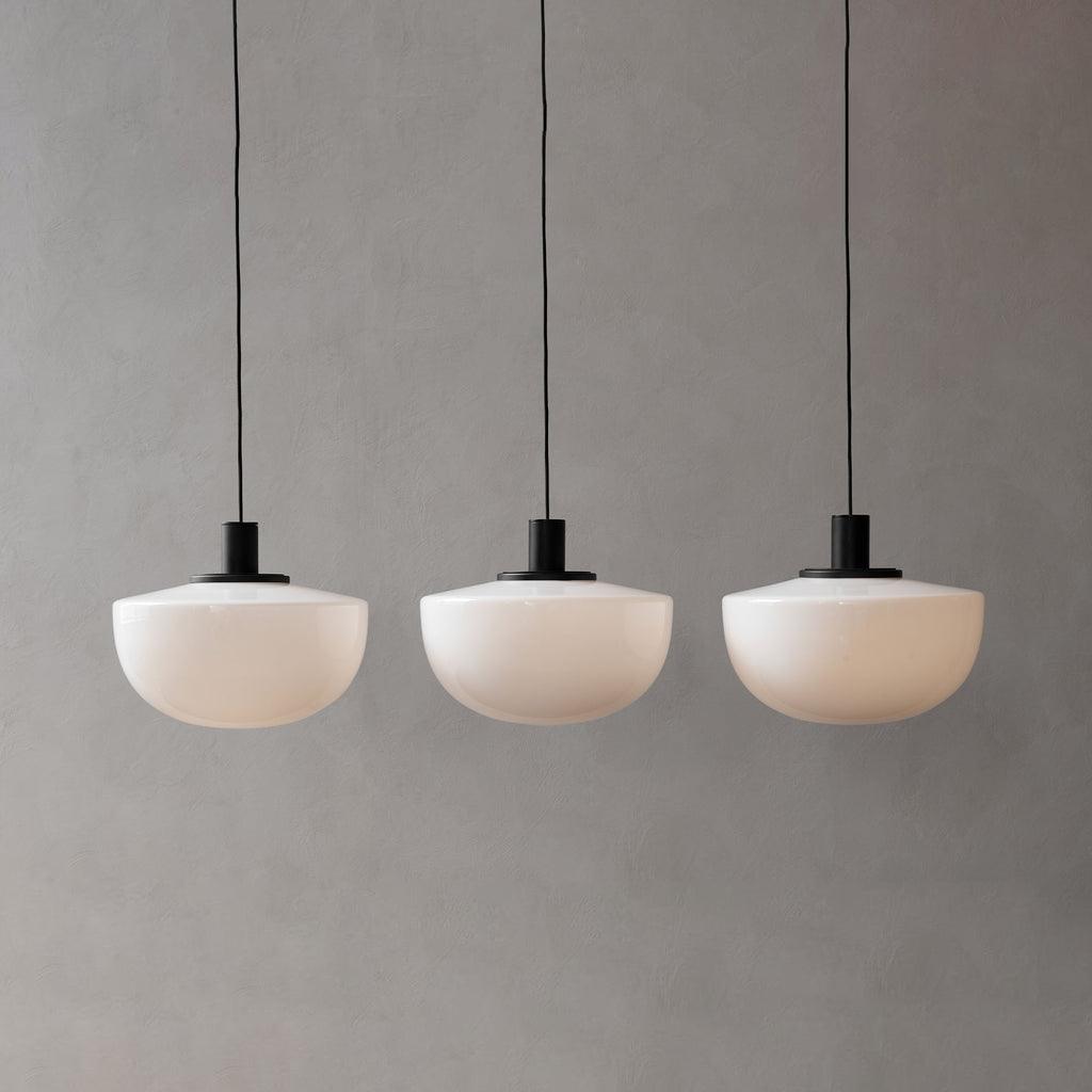 Moderne hanglamp met glazen koepel en metalen bevestiging in minimalistisch ontwerp