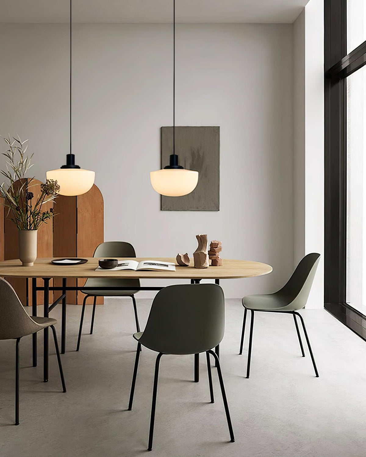 Moderne hanglamp met glazen koepel en metalen bevestiging in minimalistisch ontwerp