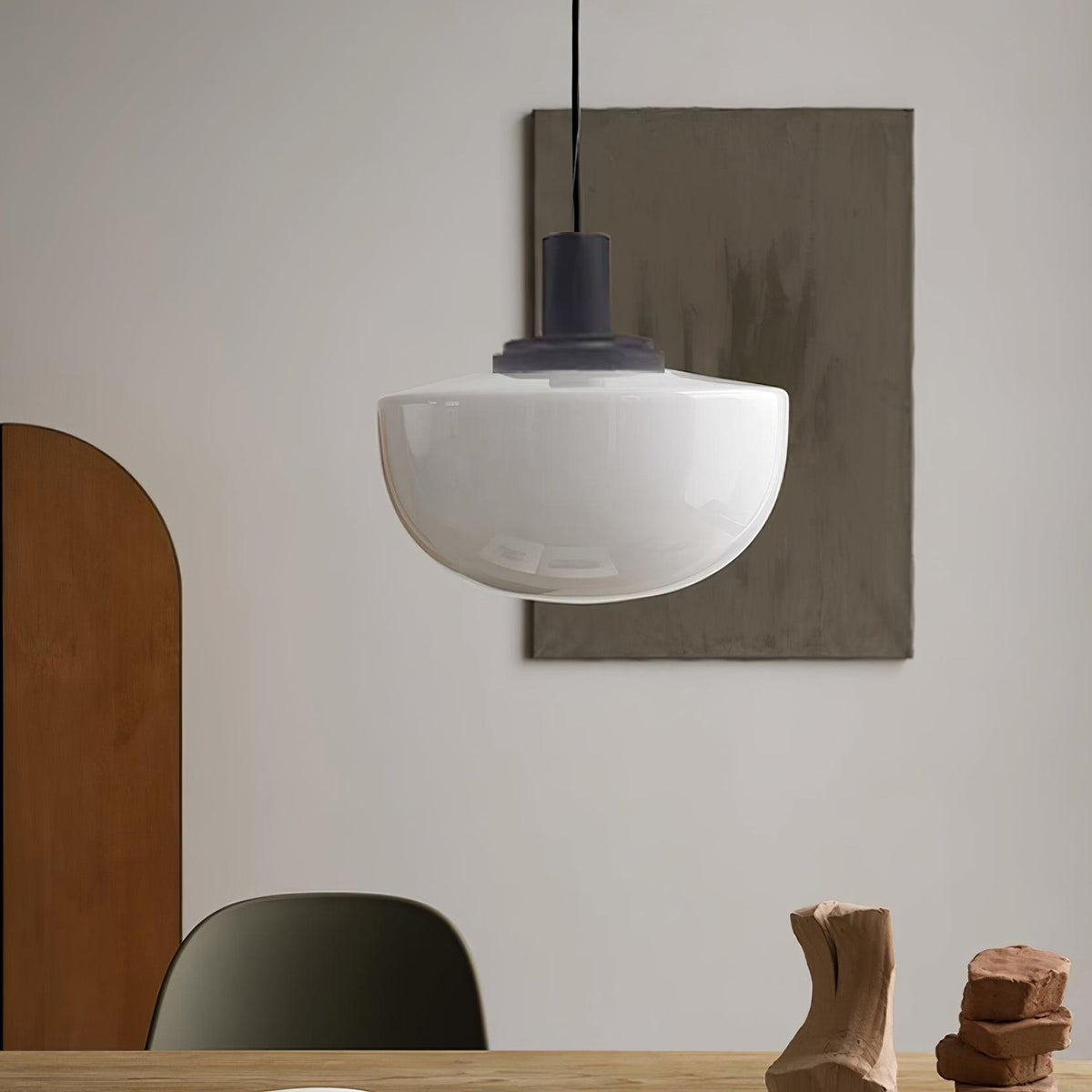 Moderne hanglamp met glazen koepel en metalen bevestiging in minimalistisch ontwerp