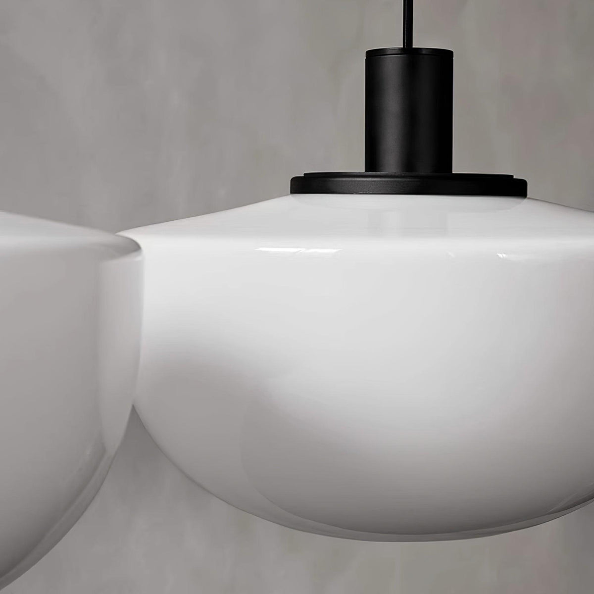 Moderne hanglamp met glazen koepel en metalen bevestiging in minimalistisch ontwerp