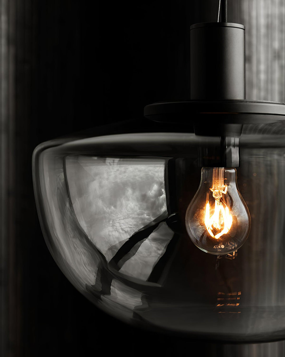 Moderne hanglamp met glazen koepel en metalen bevestiging in minimalistisch ontwerp
