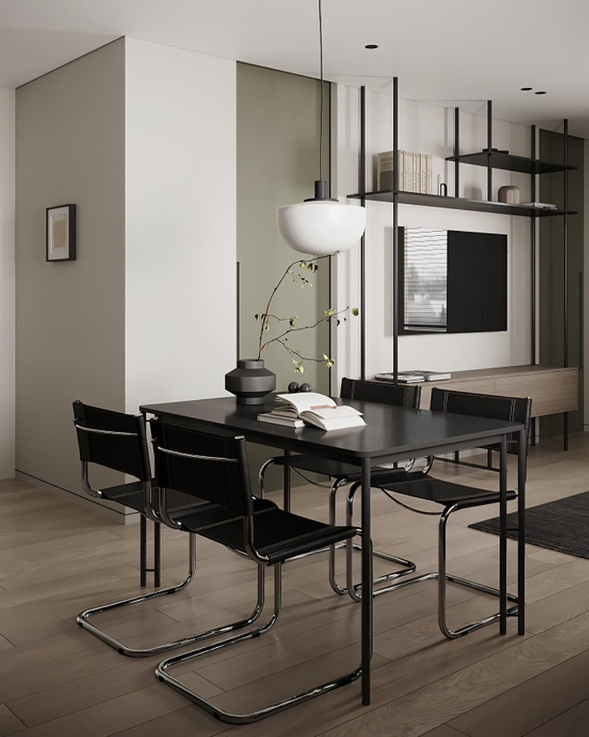 Moderne hanglamp met glazen koepel en metalen bevestiging in minimalistisch ontwerp