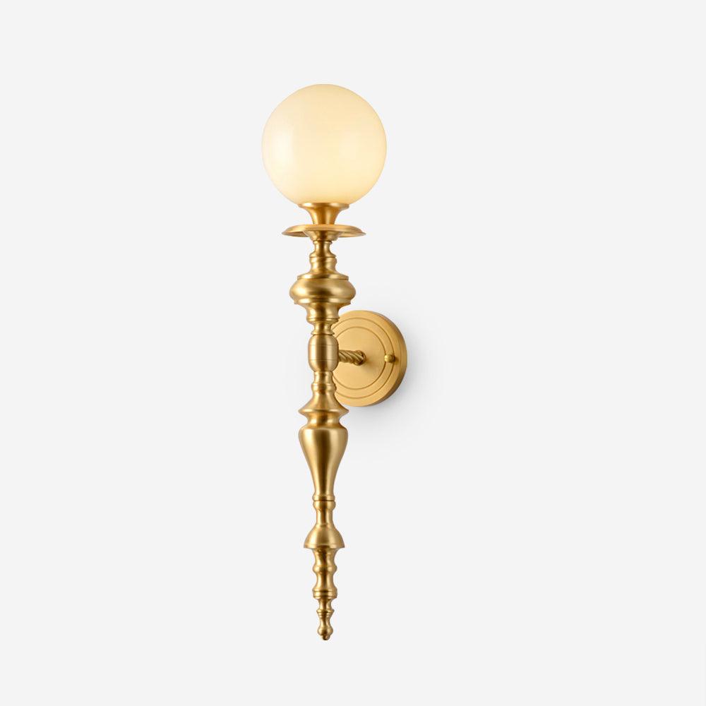 Wandlamp gebeeldhouwd messing lichaam bolvormige kap klassiek elegant statement