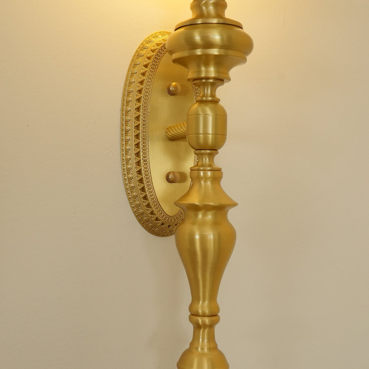 Wandlamp gebeeldhouwd messing lichaam bolvormige kap klassiek elegant statement
