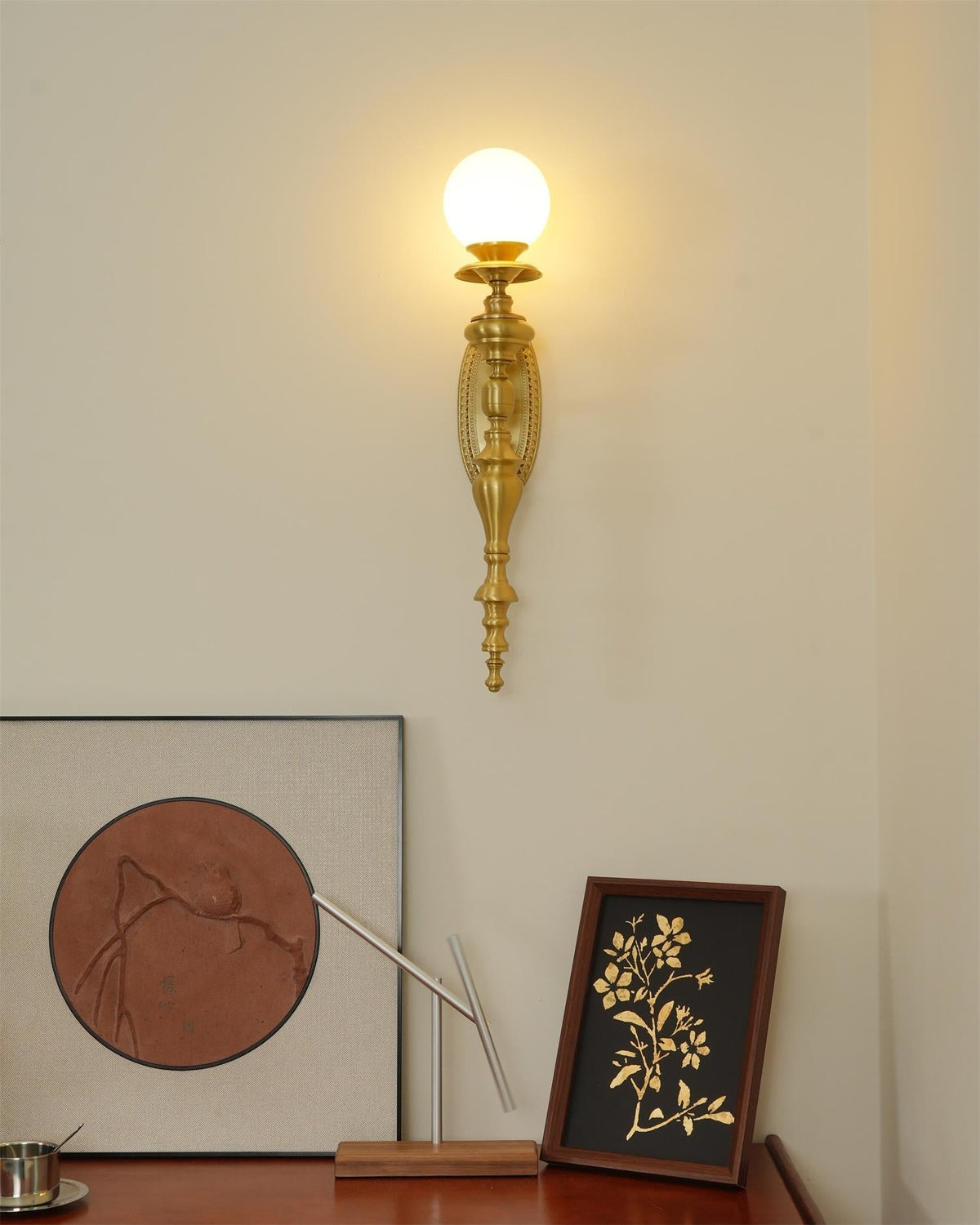 Wandlamp gebeeldhouwd messing lichaam bolvormige kap klassiek elegant statement