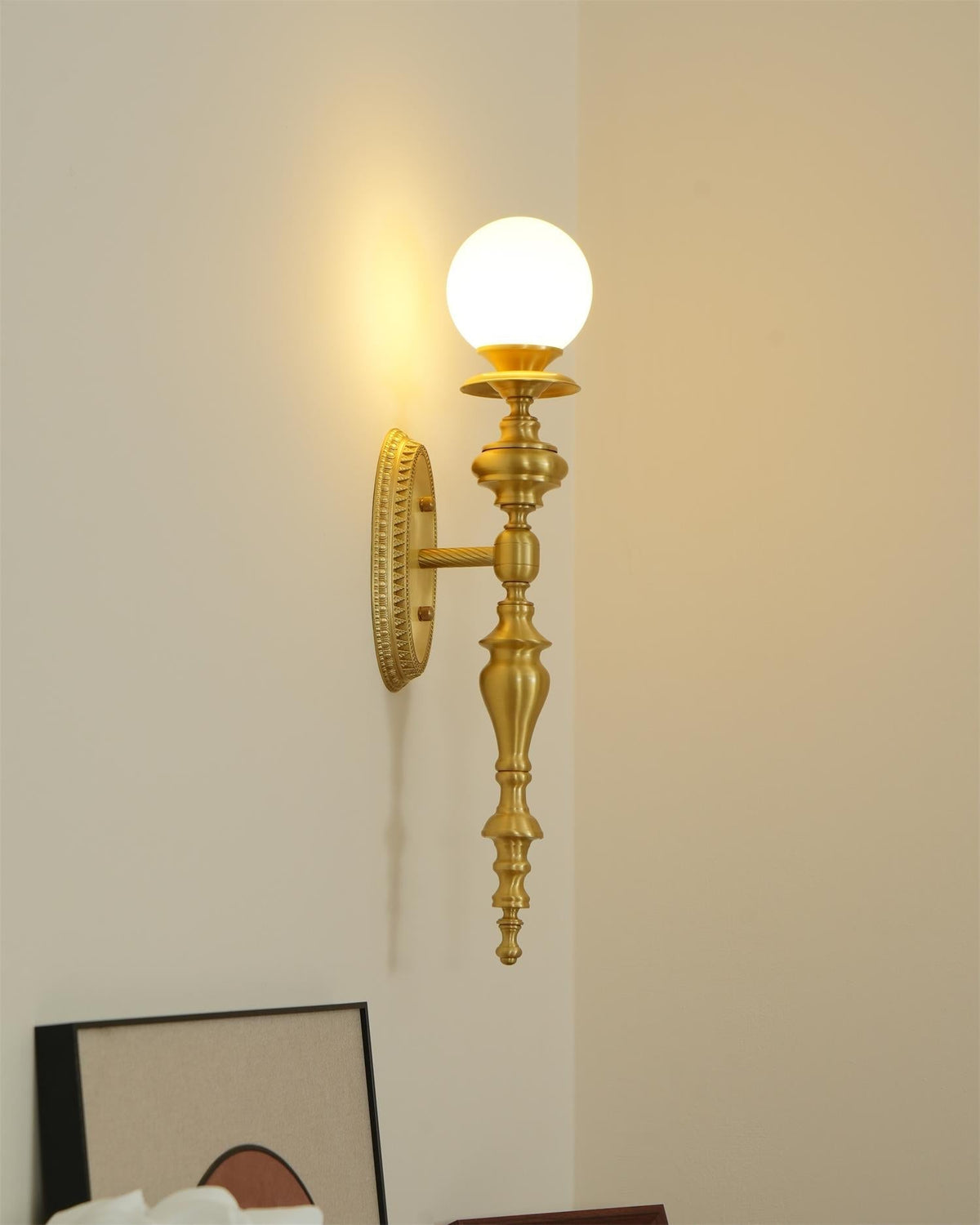 Wandlamp gebeeldhouwd messing lichaam bolvormige kap klassiek elegant statement