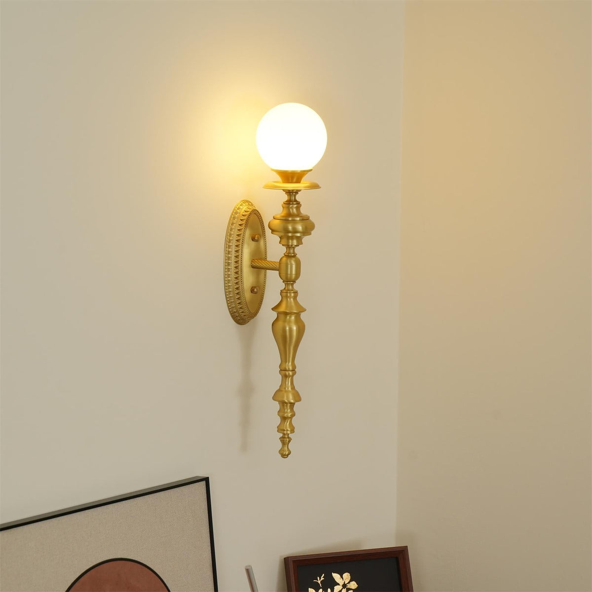 Wandlamp gebeeldhouwd messing lichaam bolvormige kap klassiek elegant statement
