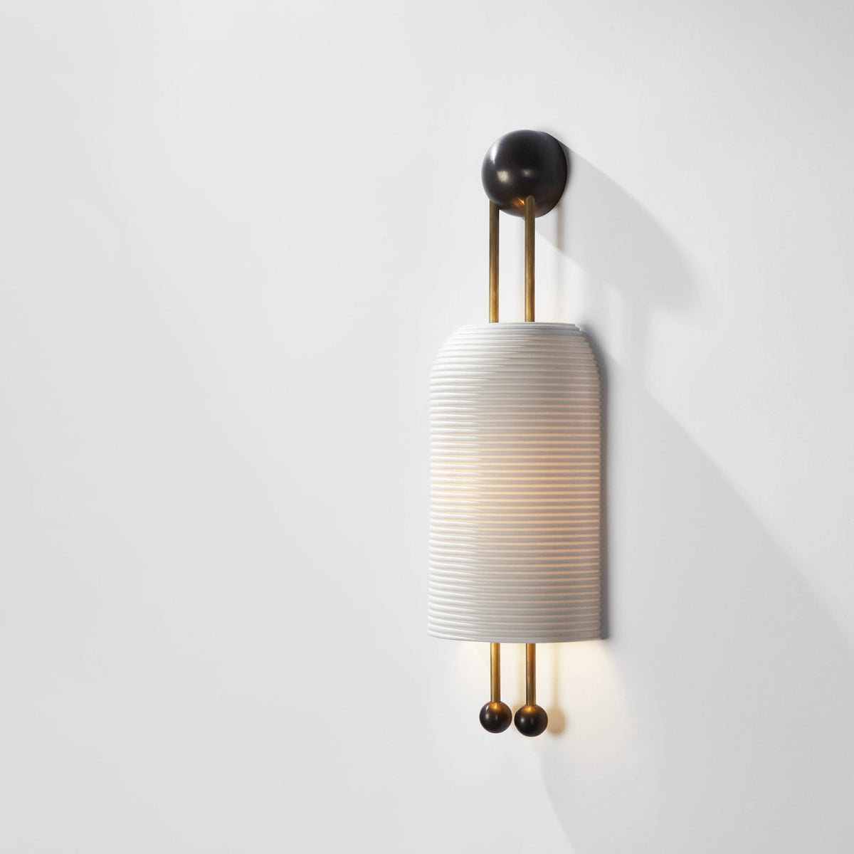 Bly wandlamp van glas met Kap van en Goudkleurige Staven