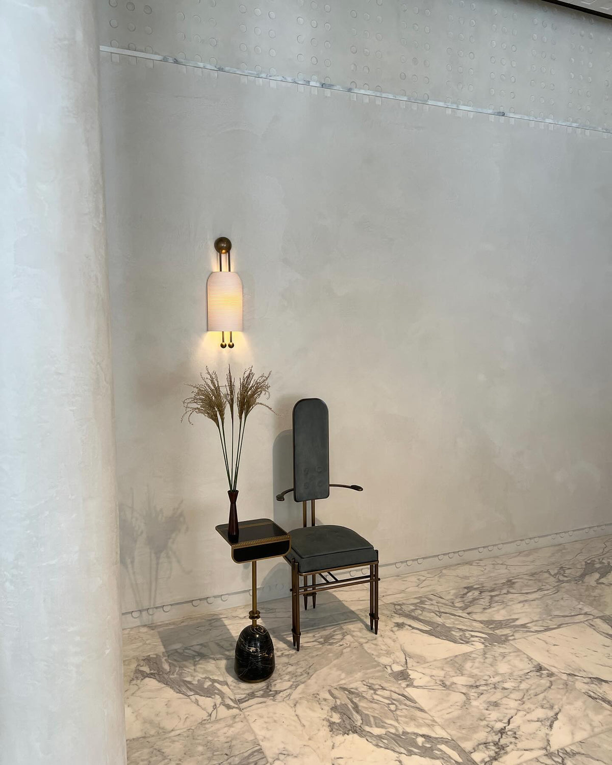 Bly wandlamp van glas met Kap van en Goudkleurige Staven