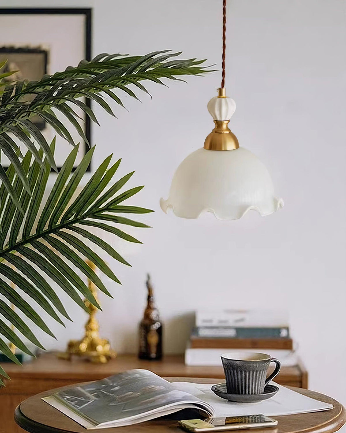 Hanglamp met glazen kappen met golfvormige rand en zachte gloed in vintage romantische stijl