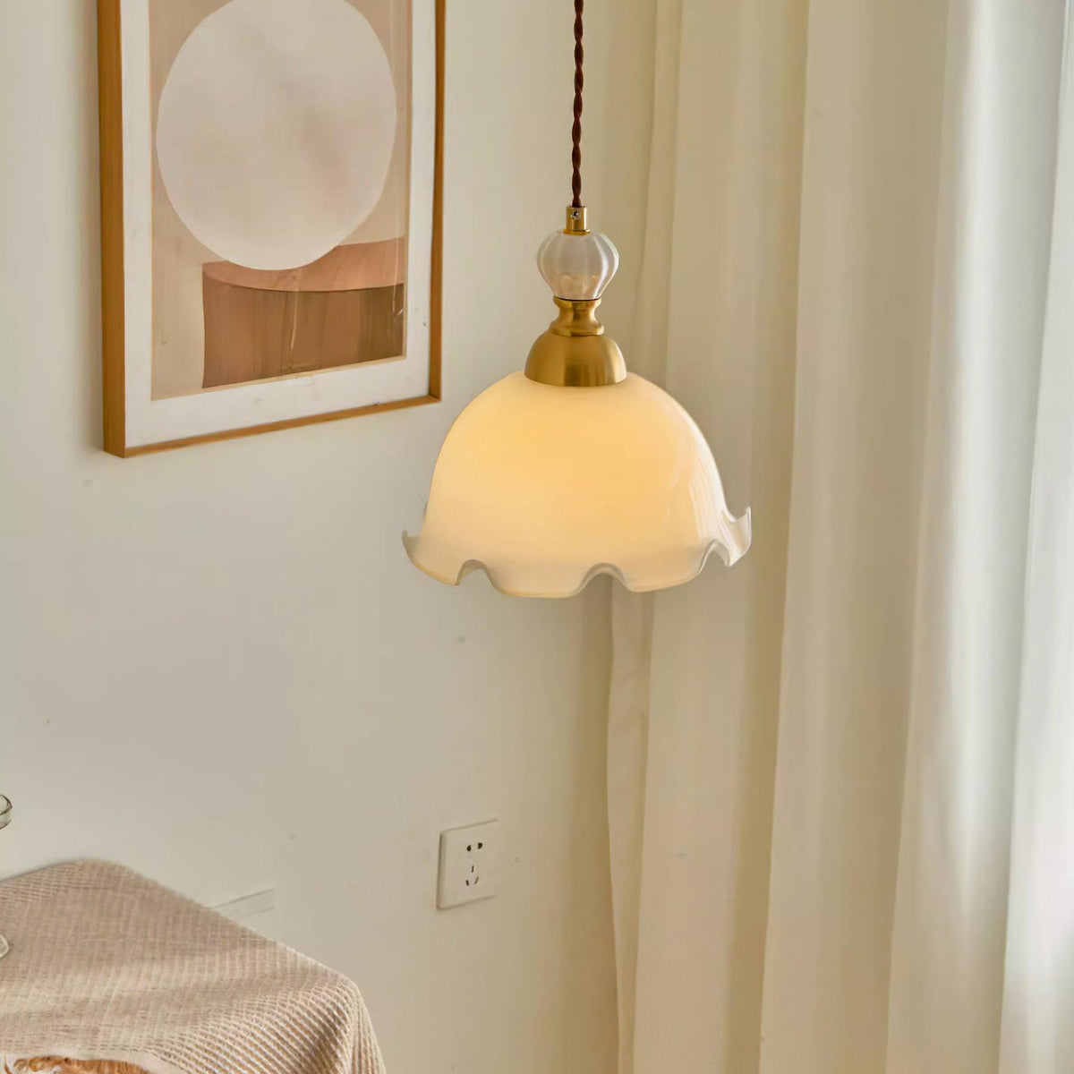 Hanglamp met glazen kappen met golfvormige rand en zachte gloed in vintage romantische stijl