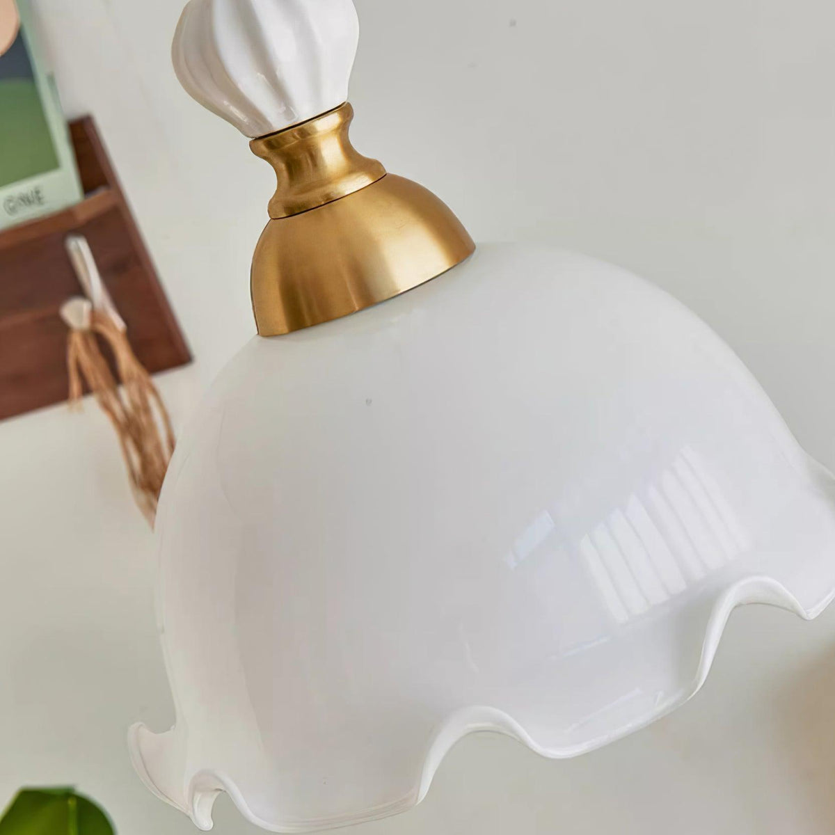 Hanglamp met glazen kappen met golfvormige rand en zachte gloed in vintage romantische stijl