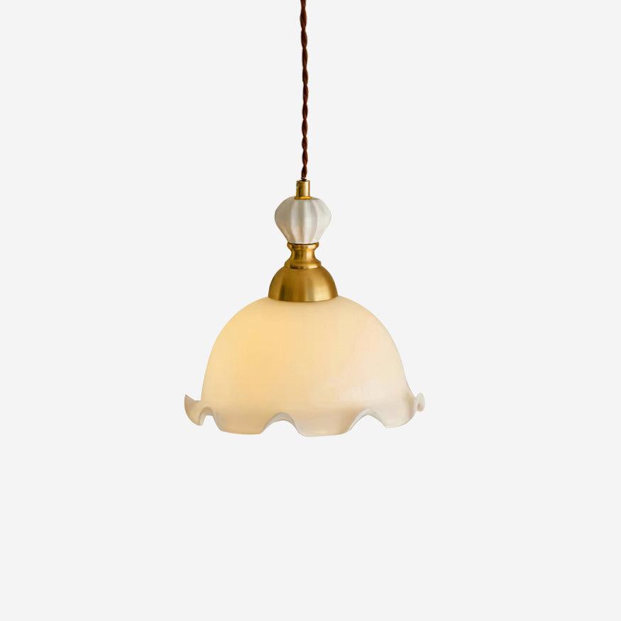 Hanglamp met glazen kappen met golfvormige rand en zachte gloed in vintage romantische stijl