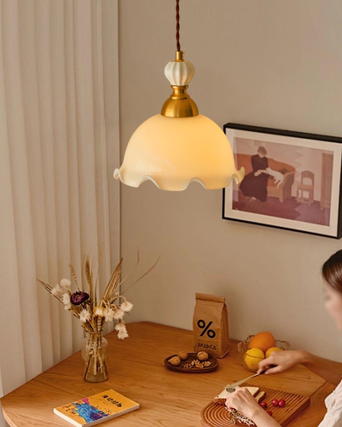 Hanglamp met glazen kappen met golfvormige rand en zachte gloed in vintage romantische stijl