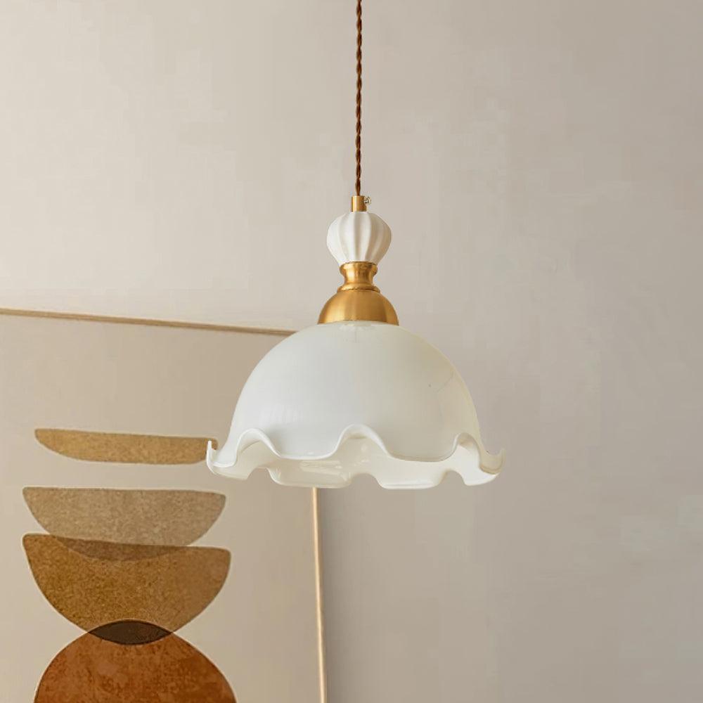 Hanglamp met glazen kappen met golfvormige rand en zachte gloed in vintage romantische stijl