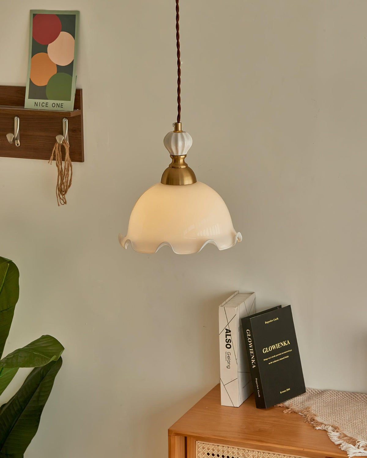 Hanglamp met glazen kappen met golfvormige rand en zachte gloed in vintage romantische stijl