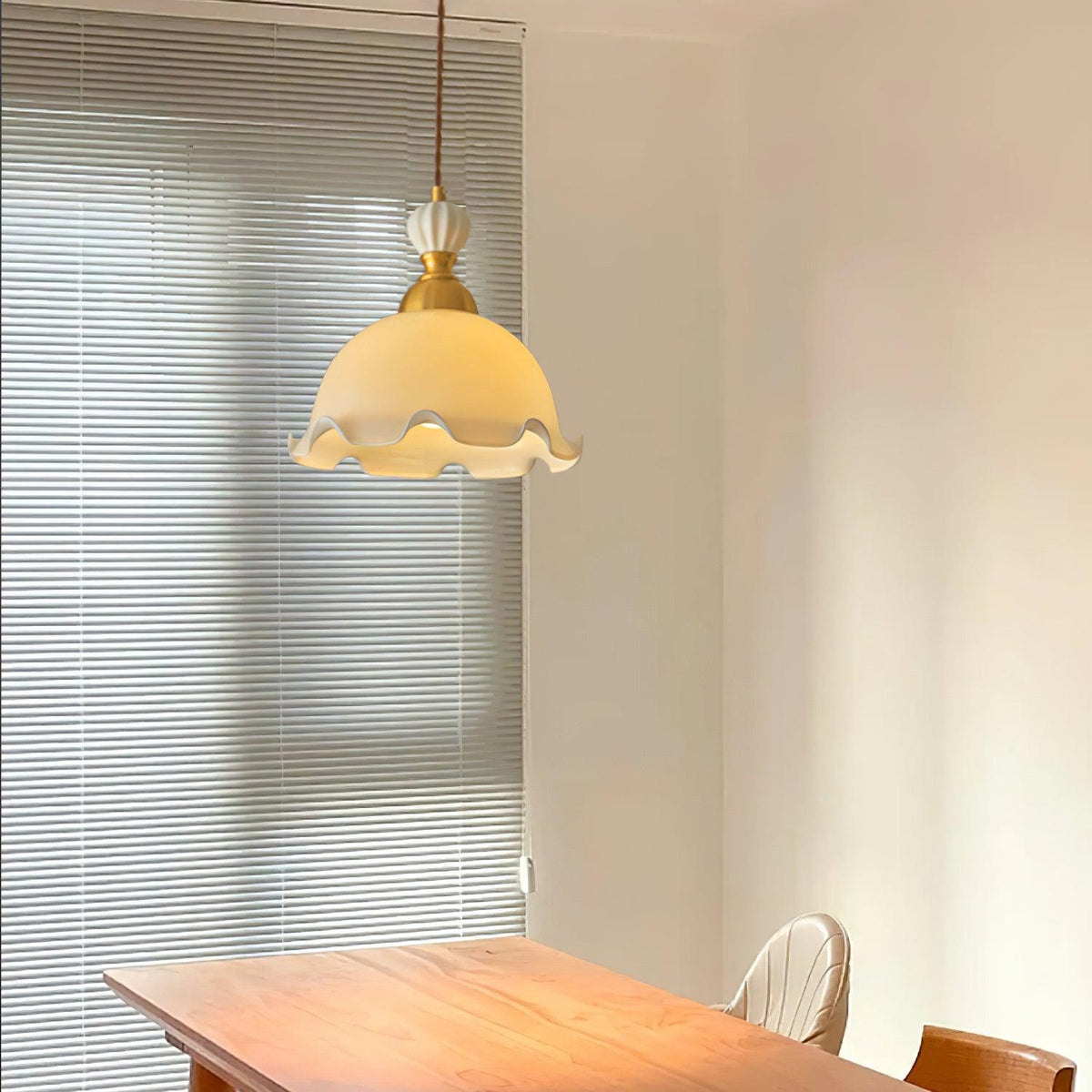 Hanglamp met glazen kappen met golfvormige rand en zachte gloed in vintage romantische stijl