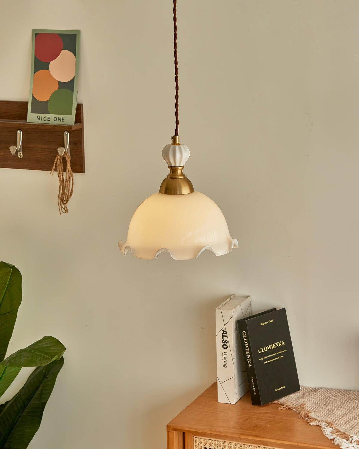 Hanglamp met glazen kappen met golfvormige rand en zachte gloed in vintage romantische stijl